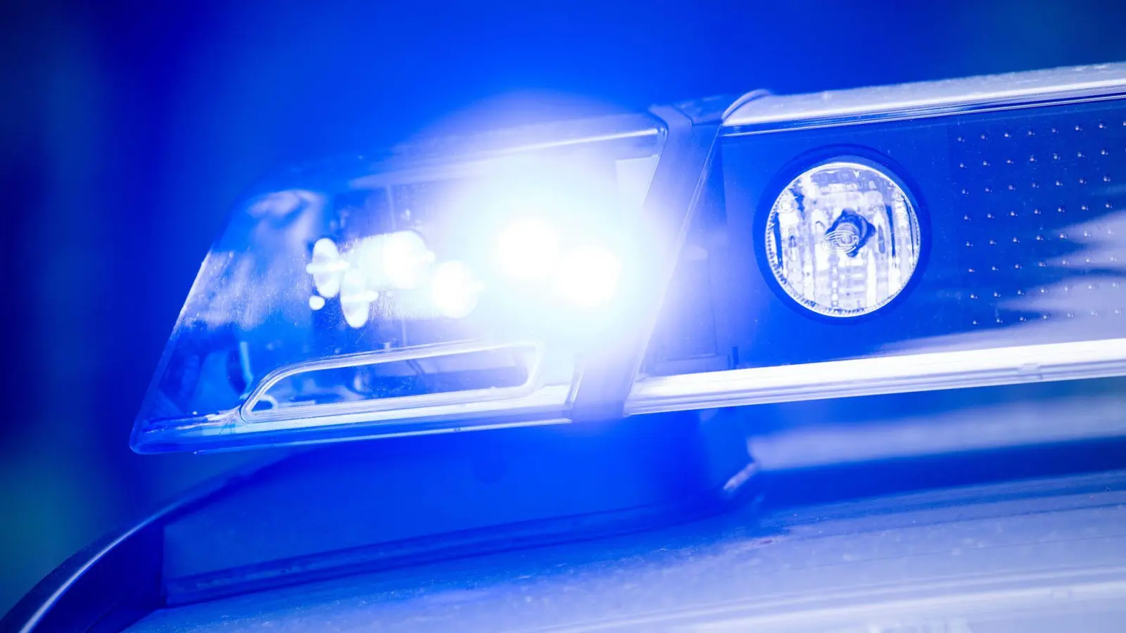 Die Polizei konnte den Tatverdächtigen im Rahmen einer Fahndung finden und festnehmen. (Symbolbild: Lino Mirgeler/dpa)