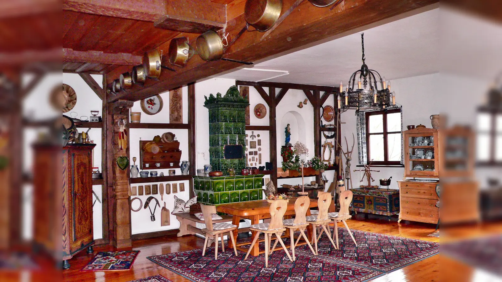 Blick in einen der Räume des Schlosses Kirchenreinbach. Dort findet drei Tage lang ein Antikmarkt statt. (Bild: ds)