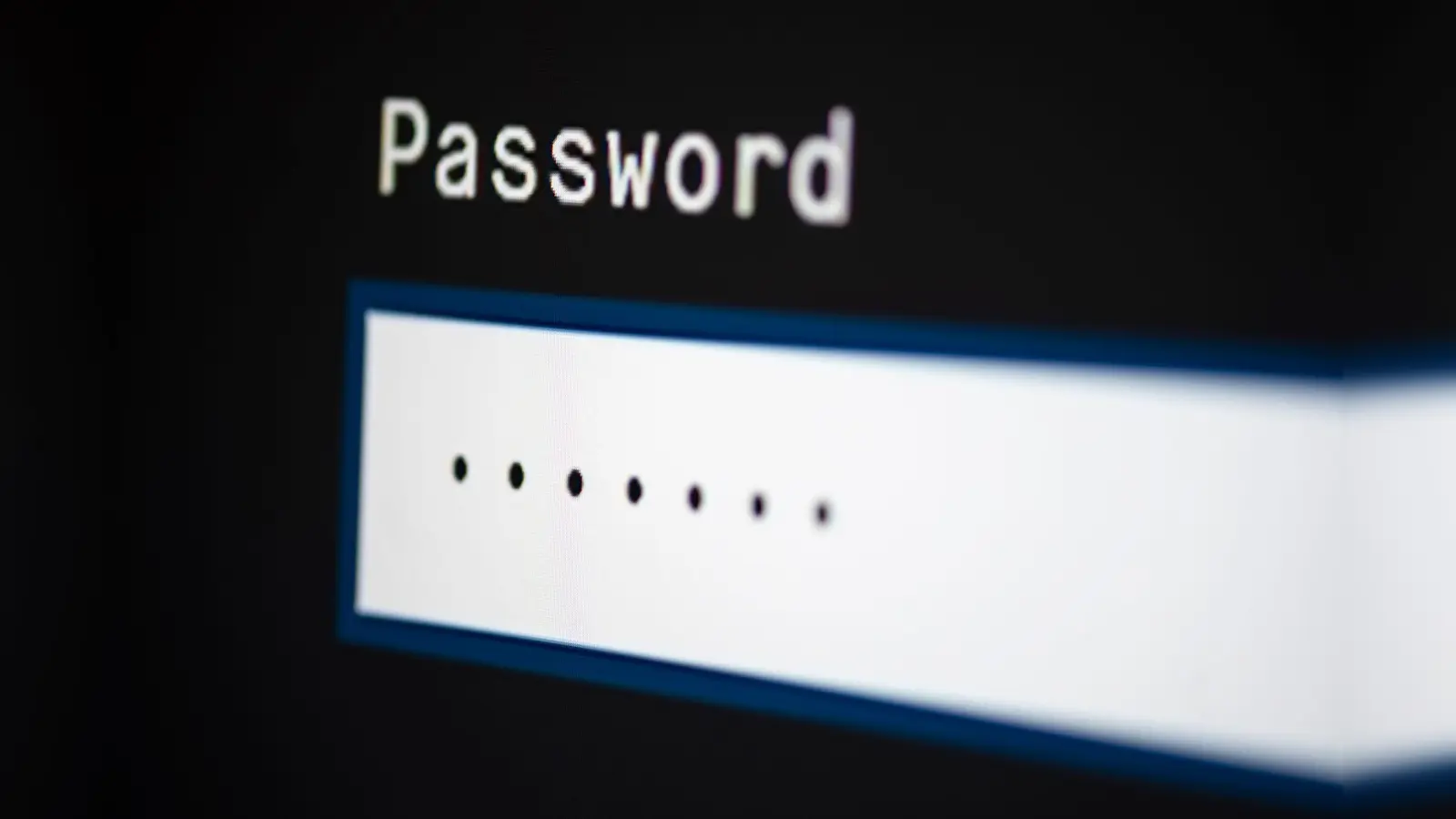 Viele Internetnutzer vernachlässigen den Schutz ihrer E-Mail-Konten drastisch. (Symbolbild) (Bild: Fabian Sommer/dpa)