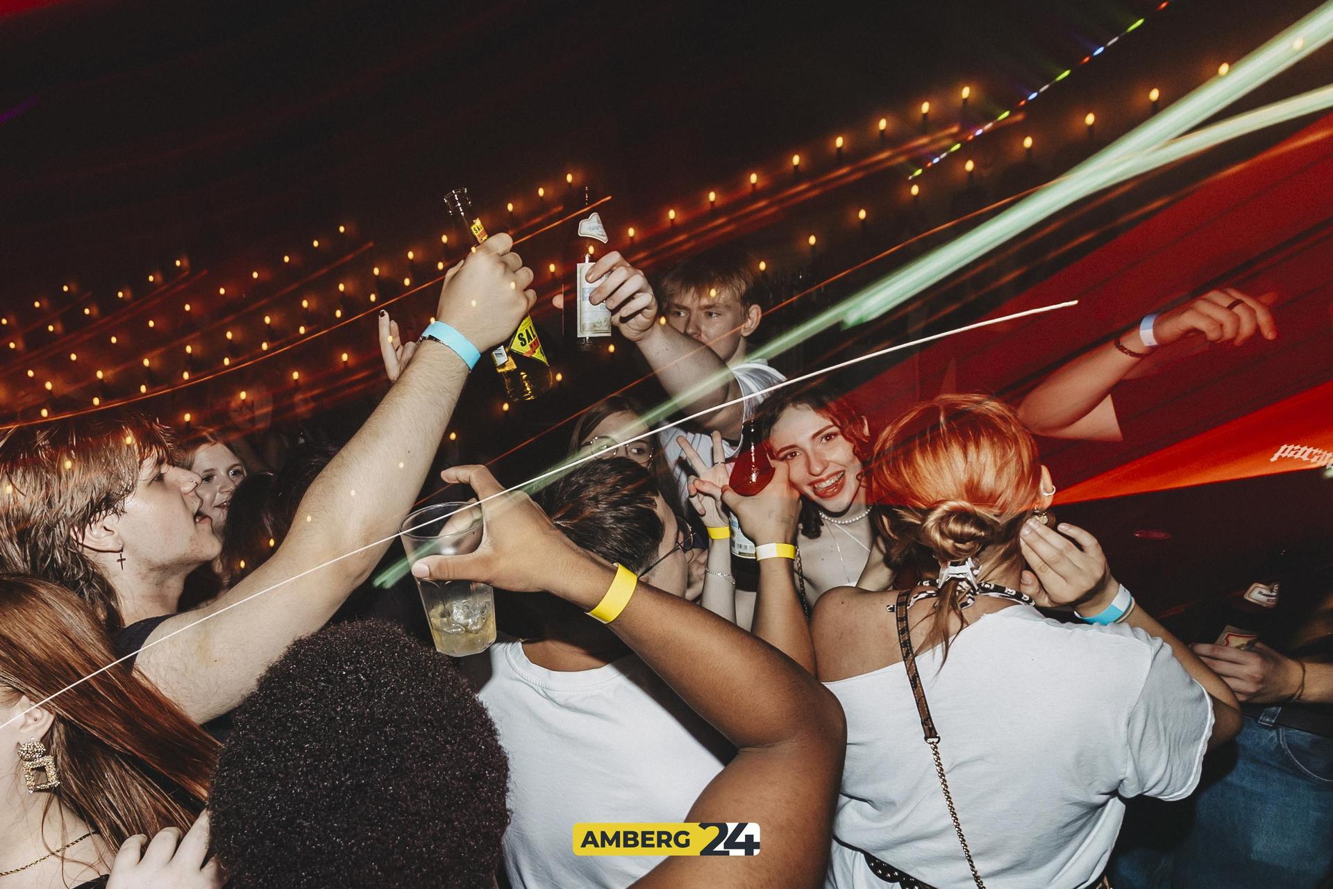 Die Bilder von der School is Over-Party im Casino (Bild: Lolografie)