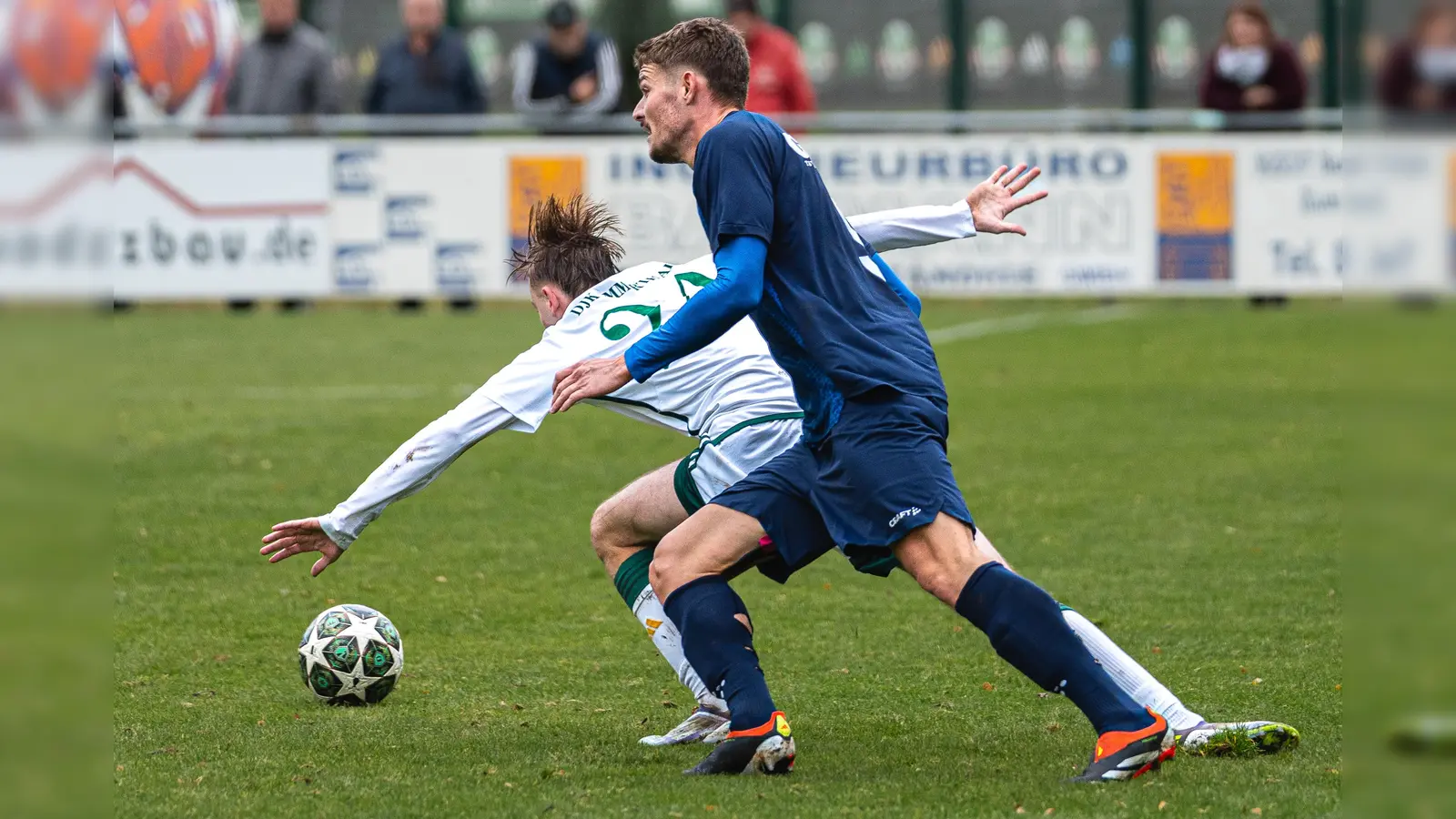 Oliver Harandt erzielte erst den Ausgleichstreffer und musste dann mit Rot vom Platz.  (Bild: Hannah Dirscherl)
