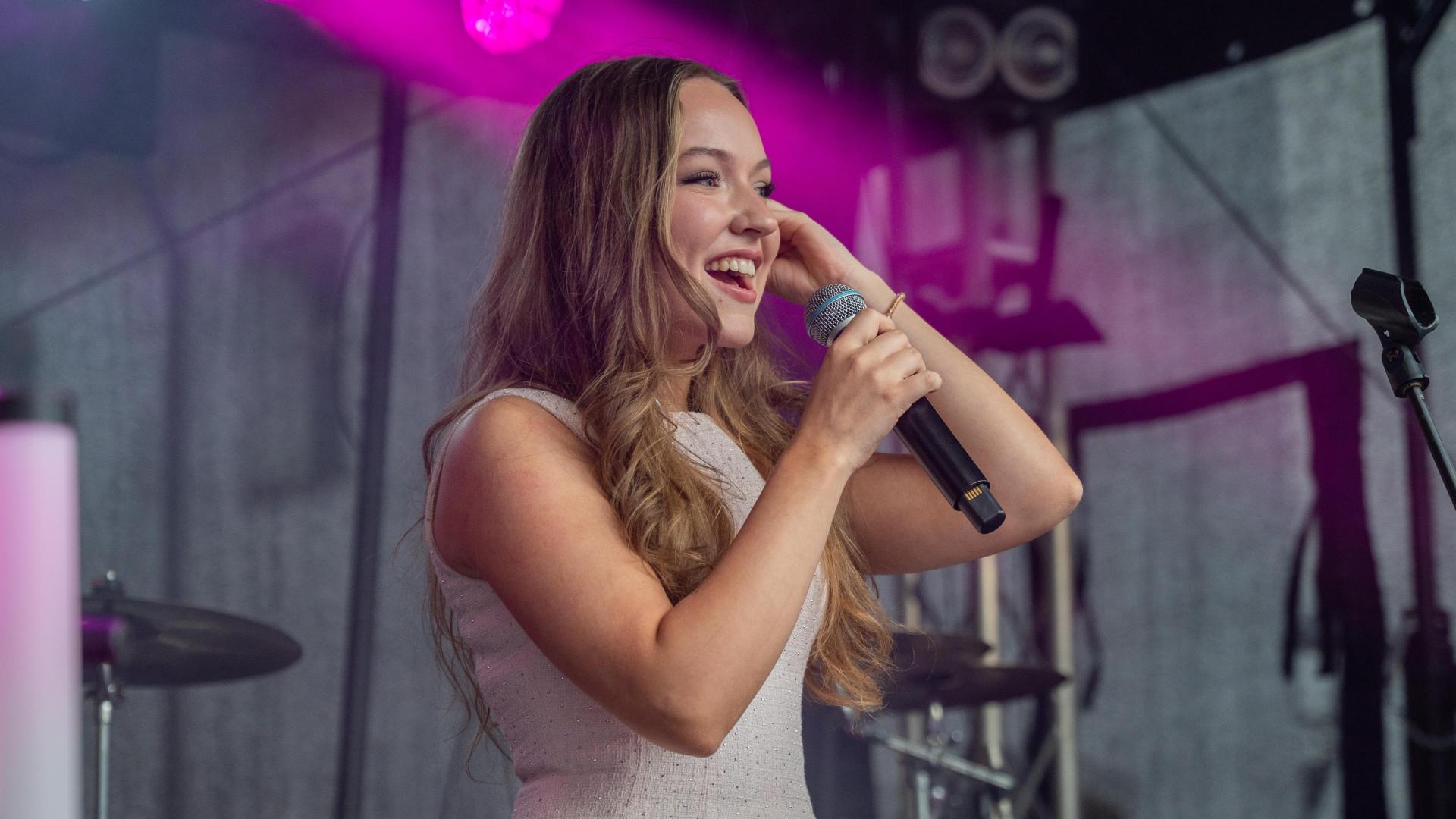 Auftritt von Newcomerin Anna Leanne am Roßmarkt beim Altstadtfest Amberg. (Bild: Marina Gube)