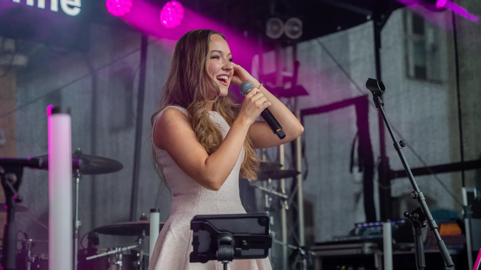Auftritt von Newcomerin Anna Leanne am Roßmarkt beim Altstadtfest Amberg. (Bild: Marina Gube)