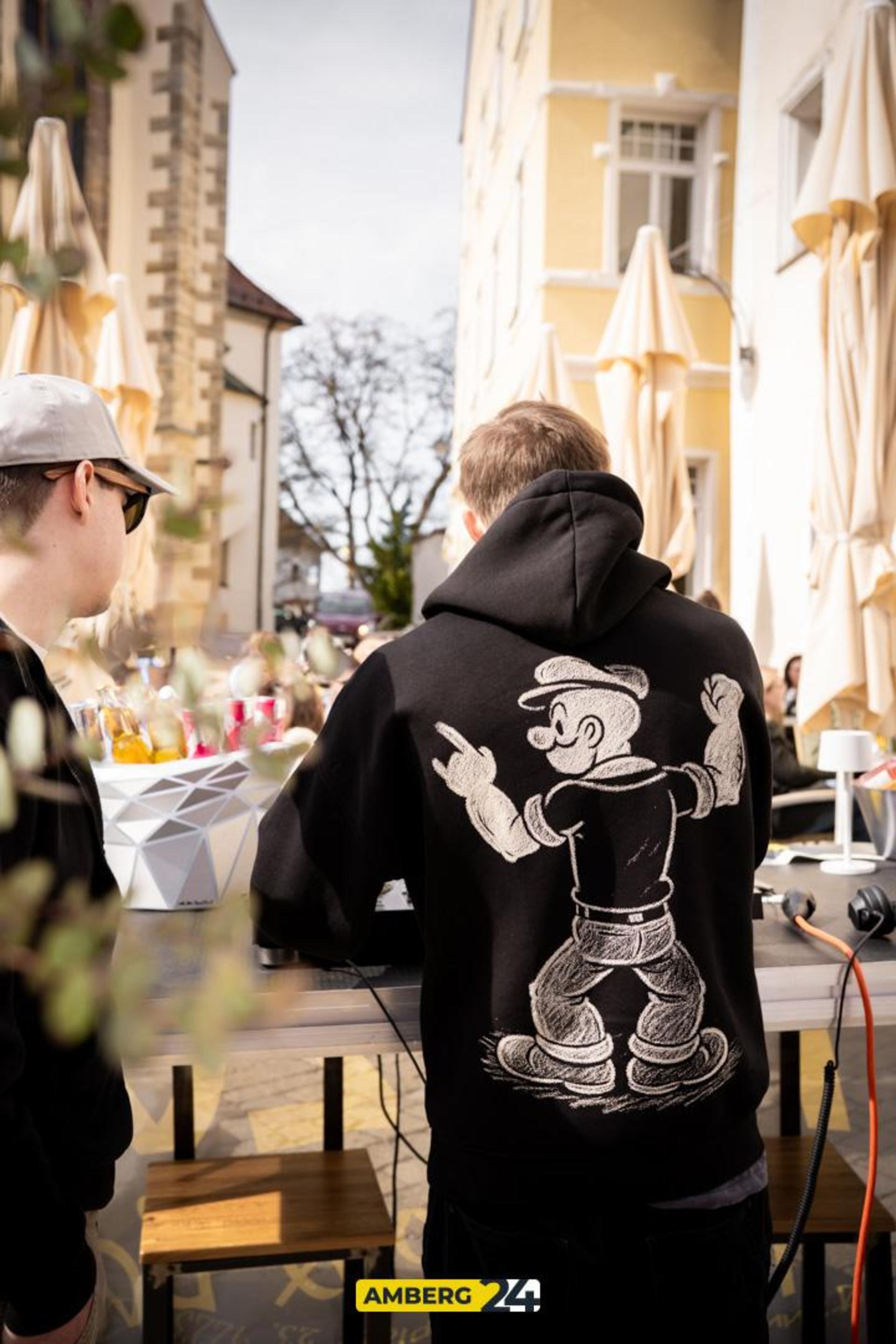 Daydrinking am Ostersonntag im Herzog. (Bild: Julia Bär)