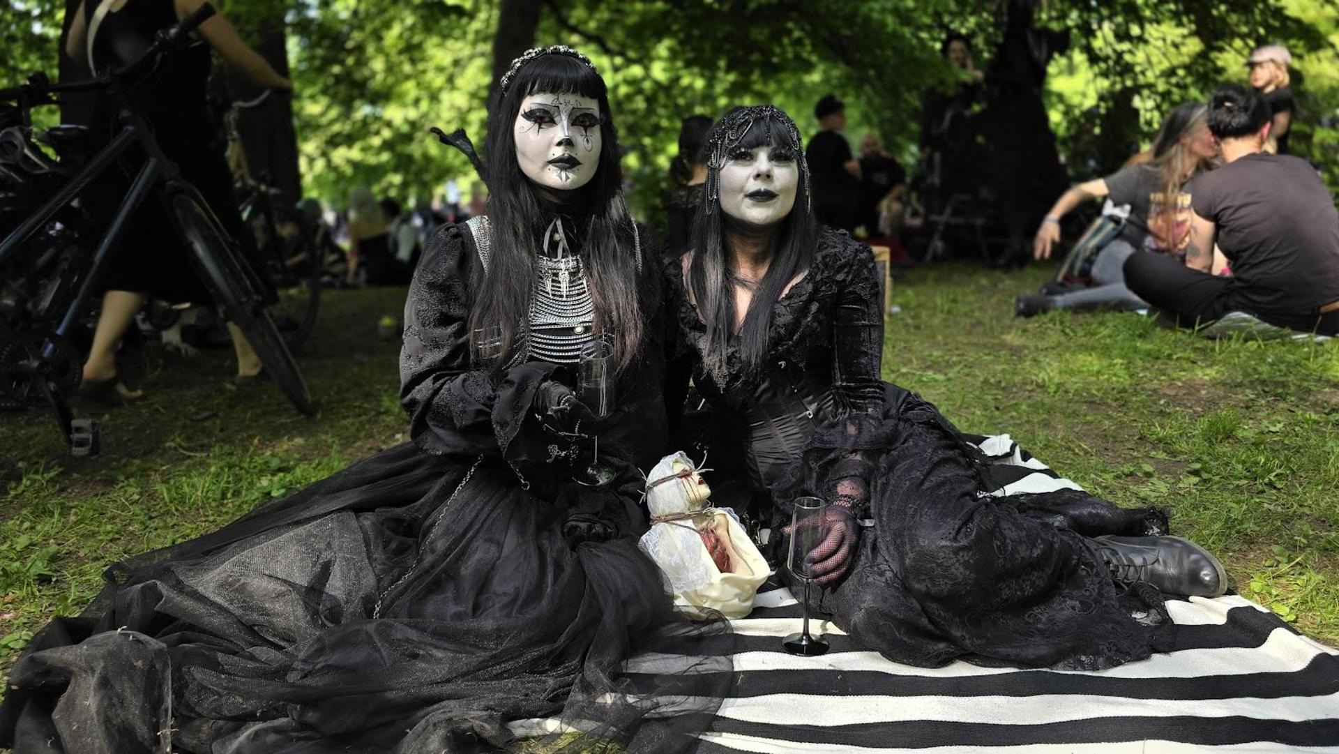 Das viktorianische Picknick beim Wave-Gotik-Treffen in Leipzig begeisterte die Besucher. (Bild: Richard Kirschner)