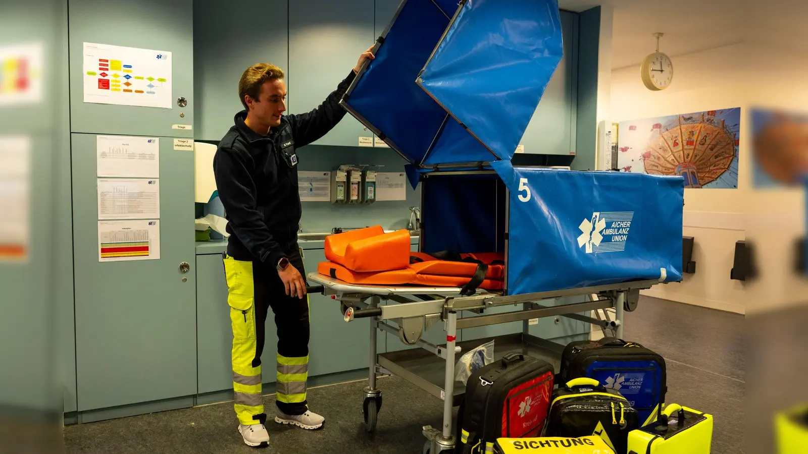 Patienten werden auf der Transporttrage vor neugierigen Blicken geschützt. (Bild: Lennart Preiss/dpa)