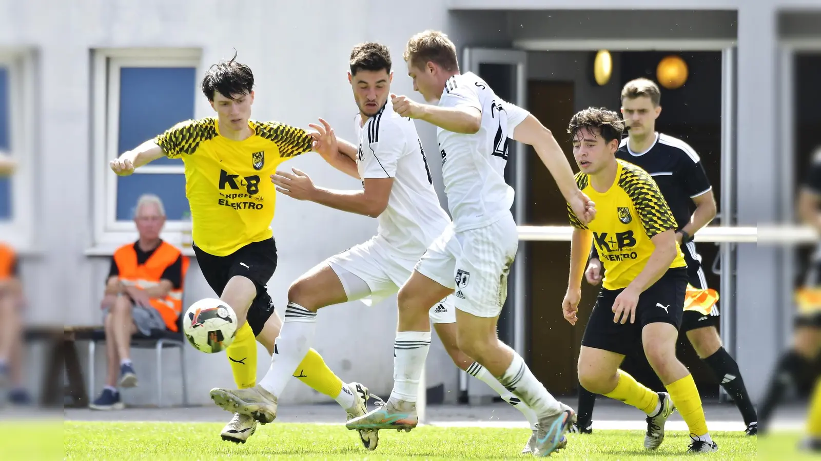 Der FC Amberg konnte die eigene Siegesserie gegen das Schlusslicht aus Grainet nicht ausbauen.  (Bild: Hubert Ziegler)