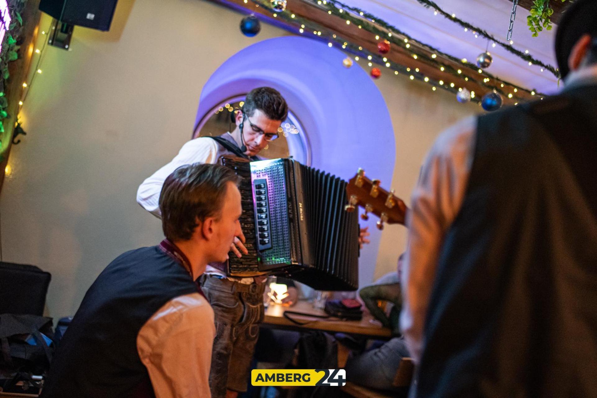 Bilder zum Weihnachts-Festbier Anstich im Herzog. (Bild: Julia Bär)