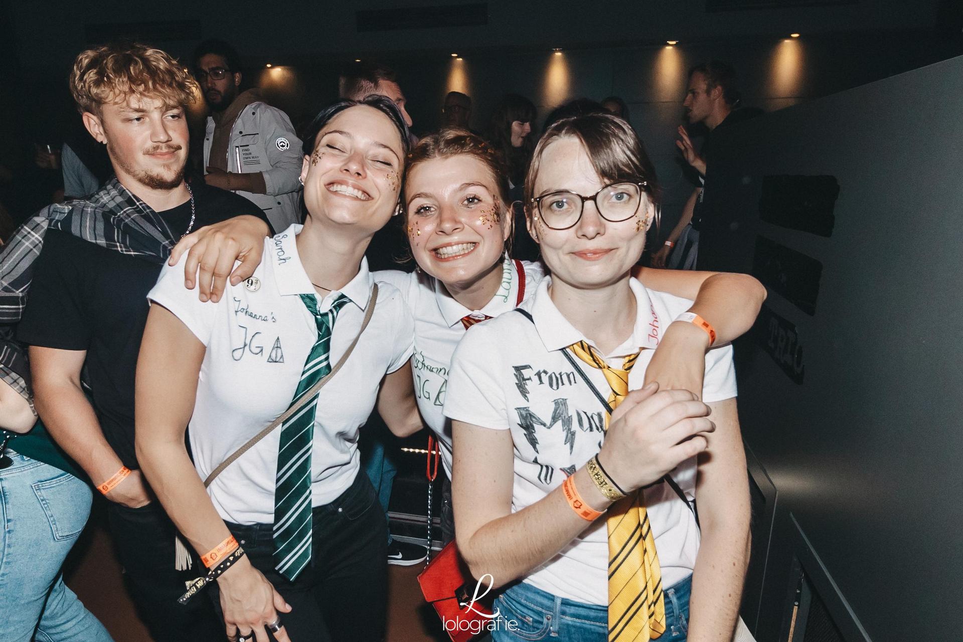 80's, 90's und 2000er: Die Fotos von Amberg tanzt im Trio. (Bild: Leonie Hartung)