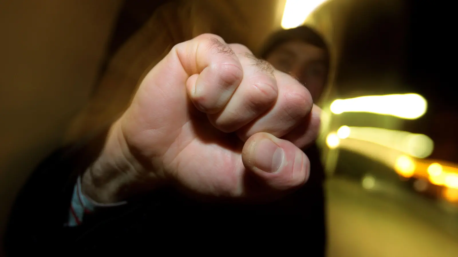 Die Amberger Polizei ermittelt wegen wegen einer Gewalttat unter Brüdern. (Bild: Karl-Josef Hildenbrand/dpa)