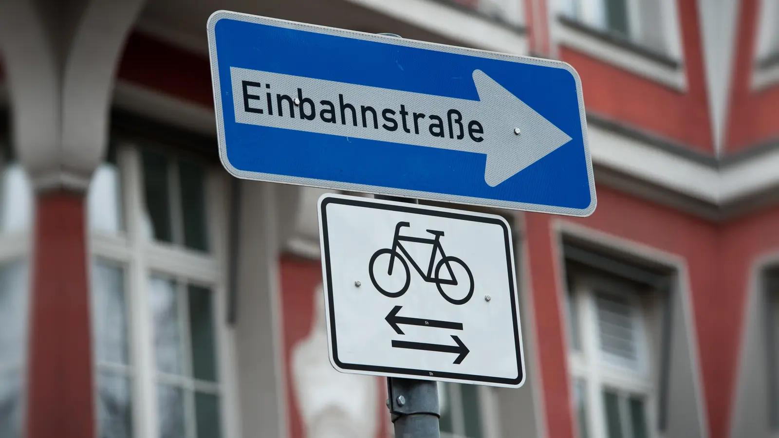 In Sulzbach-Rosenberg dürfen Radfahrer nun auch entgegen der Einbahnstraßenrichtung fahren. (Symbolbild: Peter Kneffel)