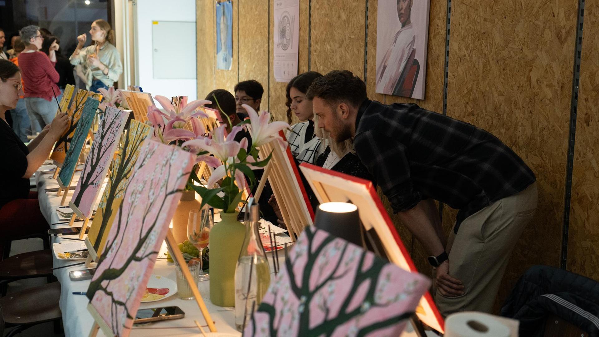 Apfelbaumäste malen und Aperitif trinken bei der Art Night in Sulzbach-Rosenberg. (Bild: knz)