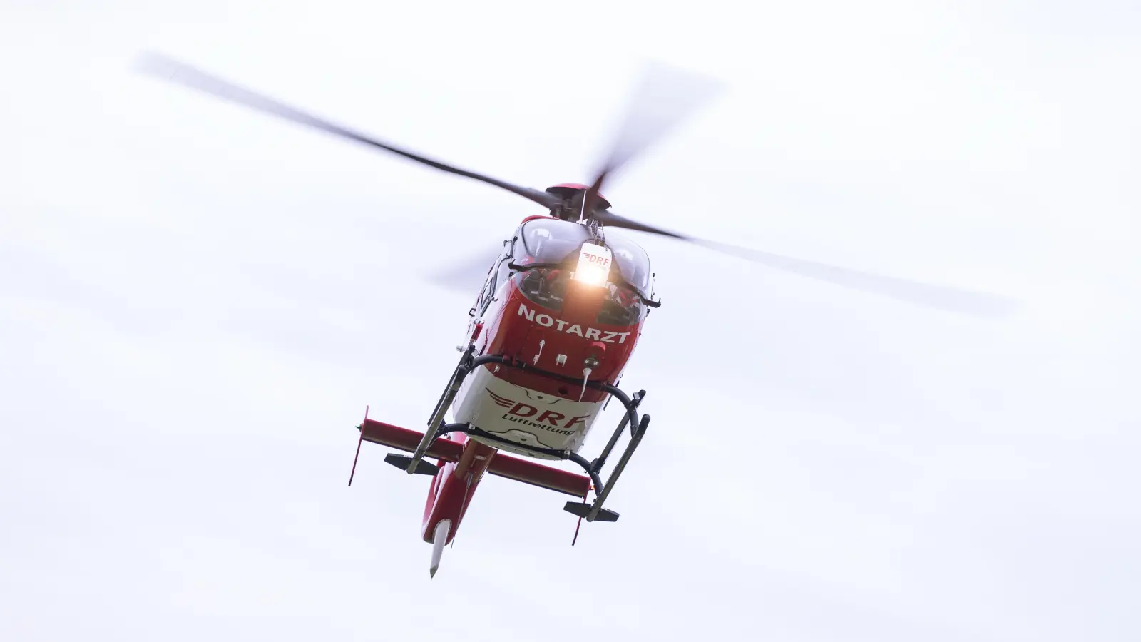 In der Gemeinde Hohenfels wurde ein 15-Jähriger bei der Feldarbeit von einer Ackerwalze überrollt.  (Symbolbild: Marijan Murat /dpa)