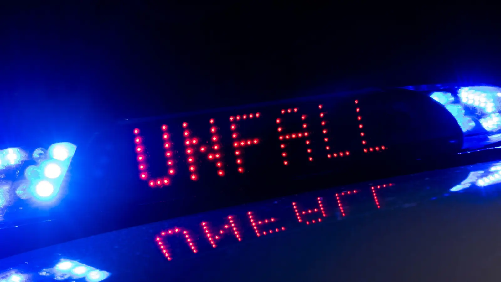 Weil sie ein vorfahrtberechtigtes Auto übersehen hat, verursachte eine 82-Jährige in Amberg einen Verkehrsunfall.  (Symbolbild: Monika Skolimowska/dpa)