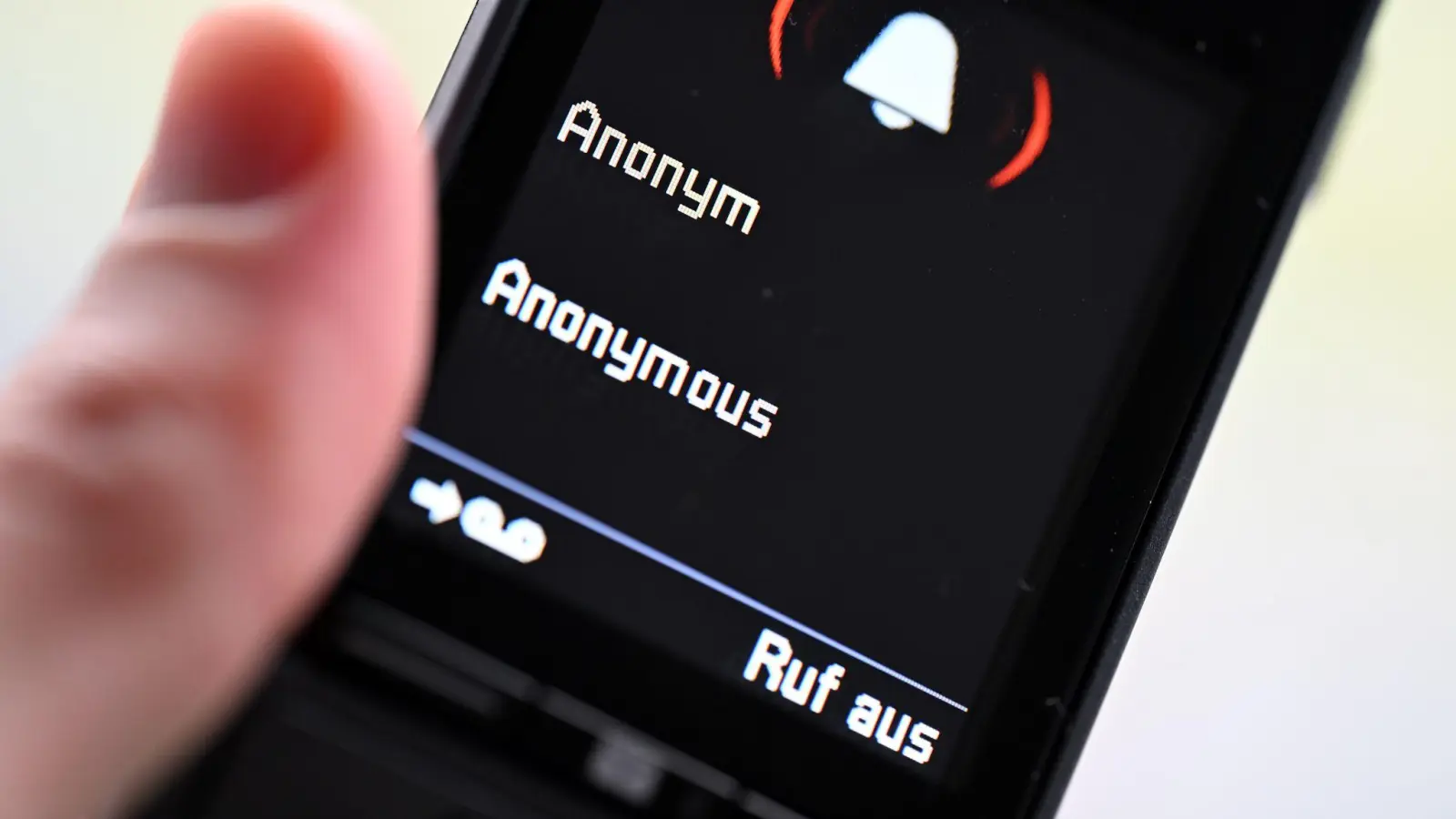 Das Polizeipräsidium Oberpfalz warnt vor einer neuen Betrugsmasche, bei der russischsprachige Bürger gezielt angesprochen werden. Die Täter geben sich als Polizisten aus. (Symbolbild: Wolf von Dewitz/dpa-Zentralbild/dpa-tmn)