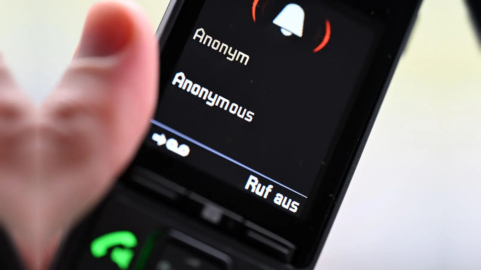 Ein 21-jähriger Amberger wird Opfer von Sextortion. Nach einem Chat mit einer vermeintlichen Frau wird er erpresst. (Symbolbild: Wolf von Dewitz/dpa-Zentralbild/dpa-tmn)