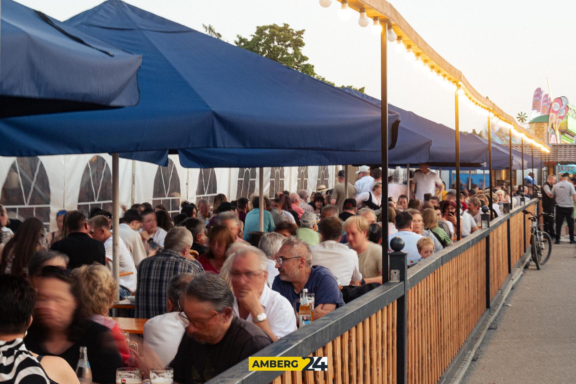 Am zweiten Dult-Freitag haben die „Bärntreiber” mit euch Party gemacht. Fotograf David war für uns unterwegs und hat die Stimmung festgehalten. (Bild: David Mueller)