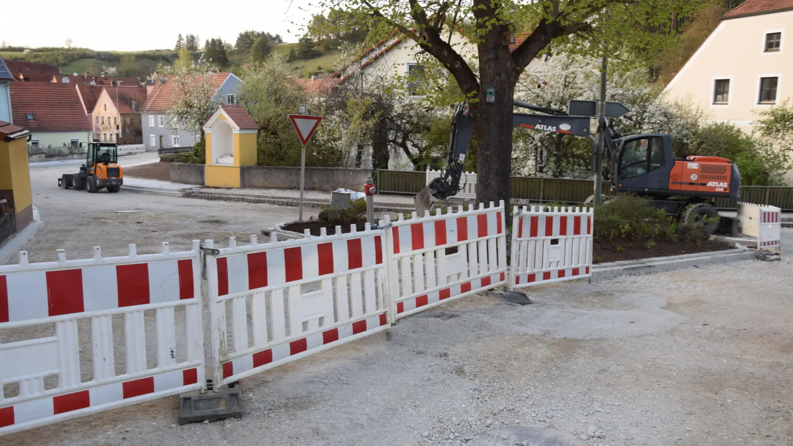 Der Ausbau der Engstelle an der Staatsstraße 2235 in Hohenburg geht dem Ende entgegen. Der Unterbau ist fertig, die Teerarbeiten lassen nicht mehr lange auf sich warten.  (Bild: bö)