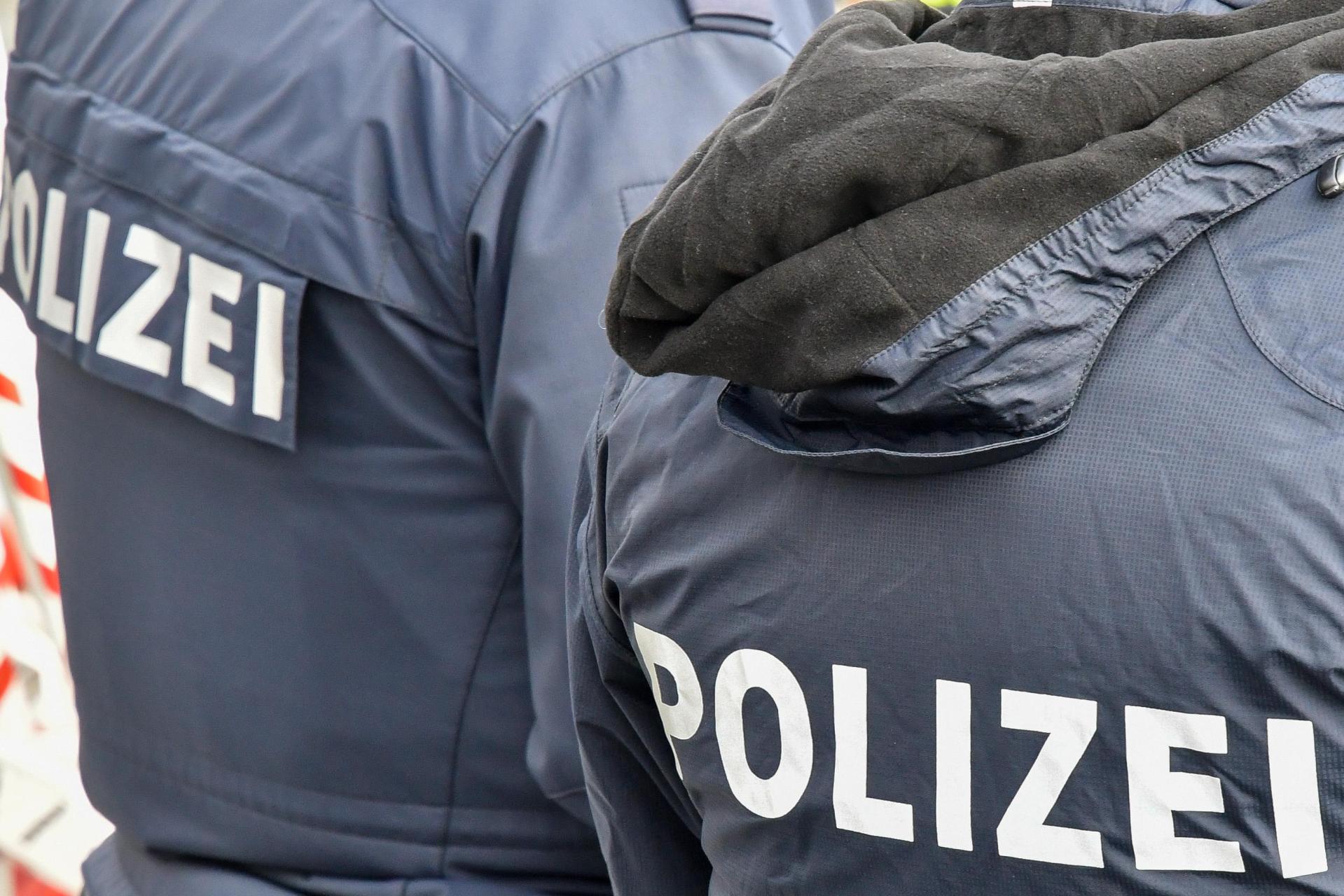 Die Polizei ermittelt im Fall eines Onlinebetrugs. Eine Frau hat bezahlte Schuhe nicht erhalten. (Symbolbild: Petra Hartl)