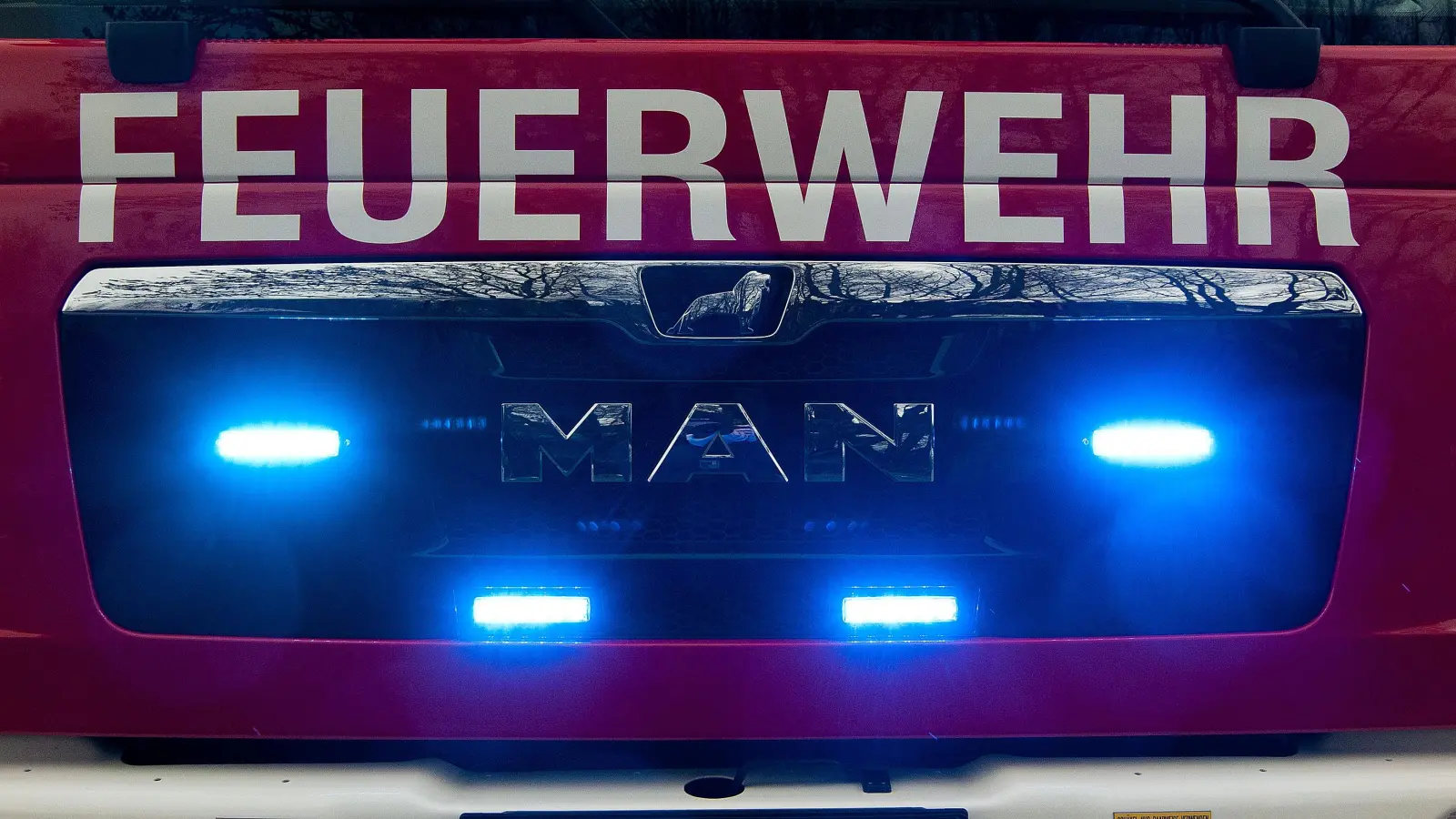 Auf der Autobahn A3 auf Höhe Regensburg Ost brennt ein Lastwagen. Die Fahrbahn in Richtung Passau ist gesperrt.  (Symbolbild: Alexander Unger)