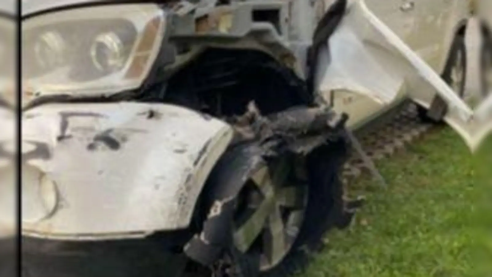 Demolierte Stoßstange, weggerissener Kotflügel, beschädigter Reifen: Nach einer offensichtlich unfallträchtigen Trunkenheitsfahrt stellte eine 39-Jährige ihr Auto so in ihrer Hohenburger Hofeinfahrt ab. (Bild: Polizeiinspektion Amberg/exb)