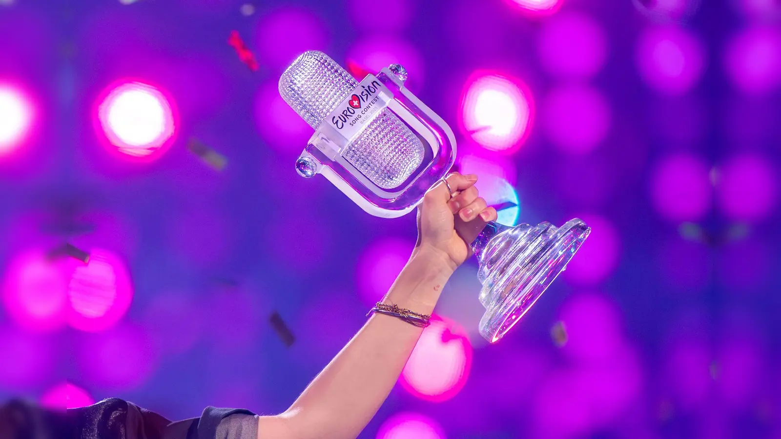 Um diese Trophäe geht es - und den ESC-Sieg in Wien. (Bild: Jens Büttner/dpa)