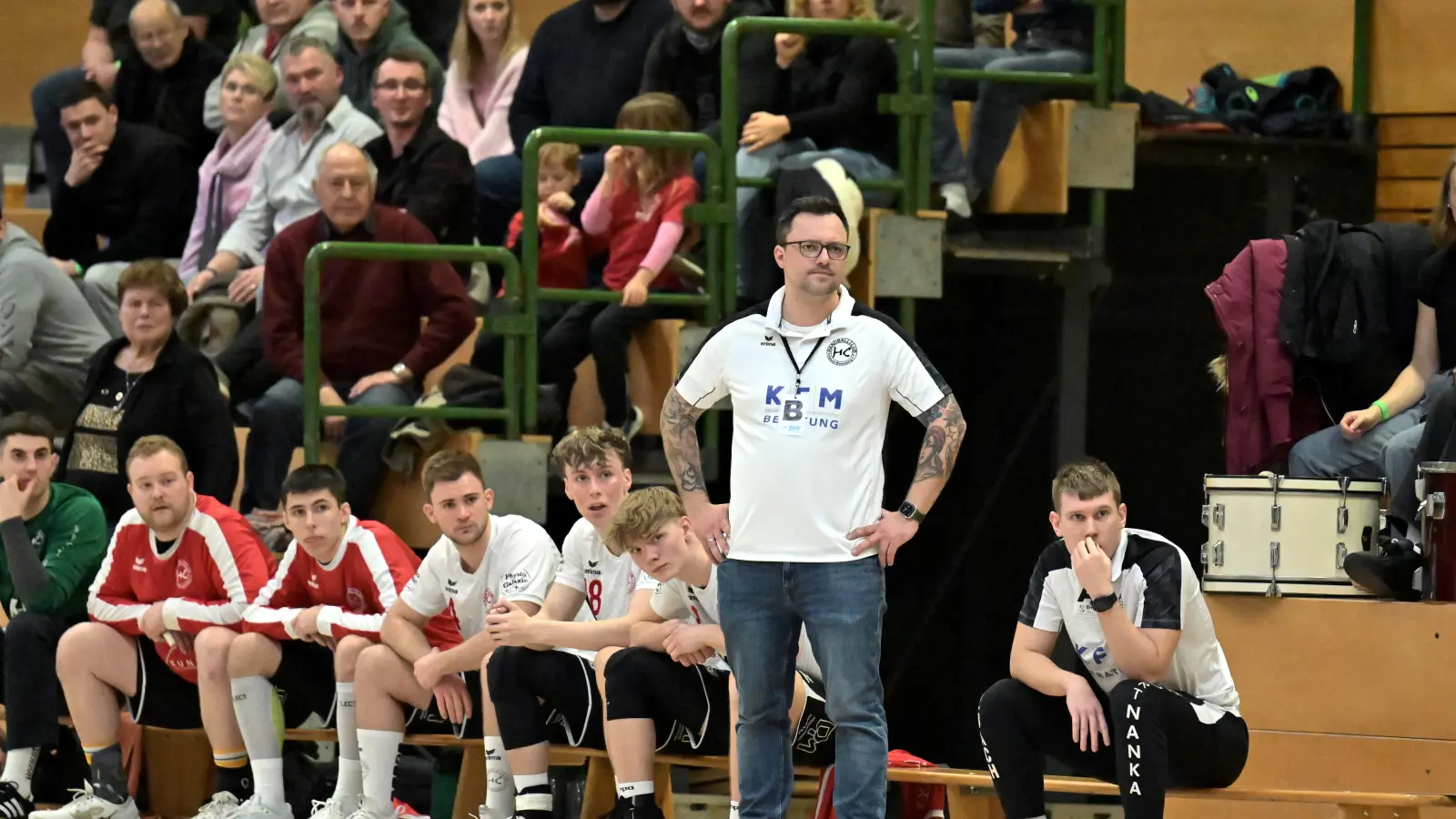 Michael Klose (stehend), Trainer HC Sulzbach-Rosenberg, bereitet seine Akteure auf das Heimspiel gegen den TV Wackersdorf vor. (Archivbild: Hubert Ziegler)