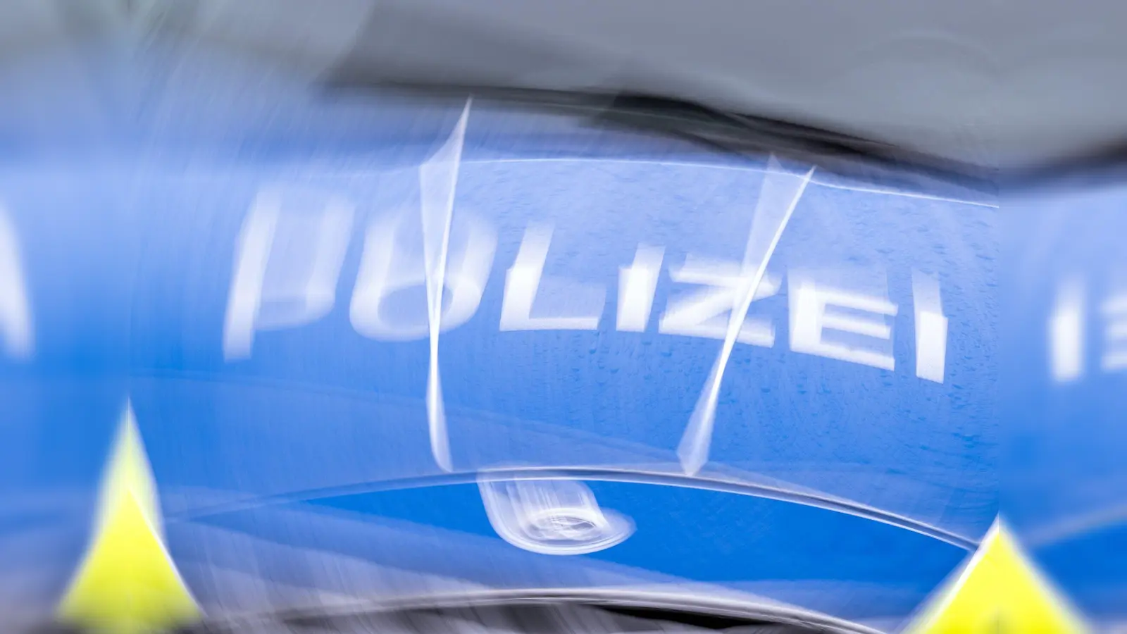 Der Schriftzug „Polizei“ auf der Kühlerhaube eines Autos, aufgenommen während einer Verkehrskontrolle an der Berliner Straße (gedrehte Aufnahme). (zu dpa: „Auto mit Jugendlichen überschlägt sich - vier Verletzte“) (Bild: Soeren Stache/dpa)