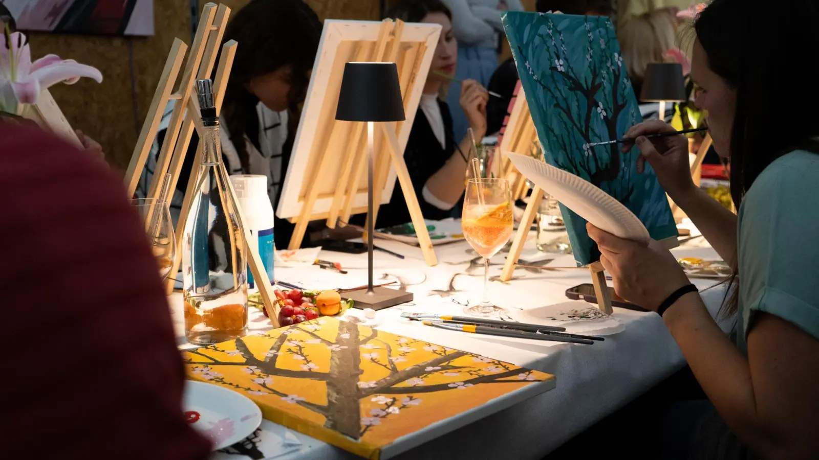 Apfelbaumäste malen und Aperitif trinken bei der Art Night in Sulzbach-Rosenberg. (Bild: knz)