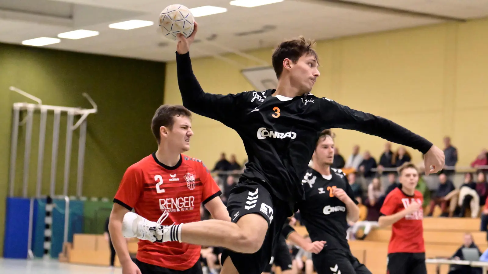 Moritz Graf von der HG Amberg kann in dieser Szene freistehend von der Seite eines seiner vier Tore gegen den SV Buckenhofen erzielen. (Bild: Hubert Ziegler)