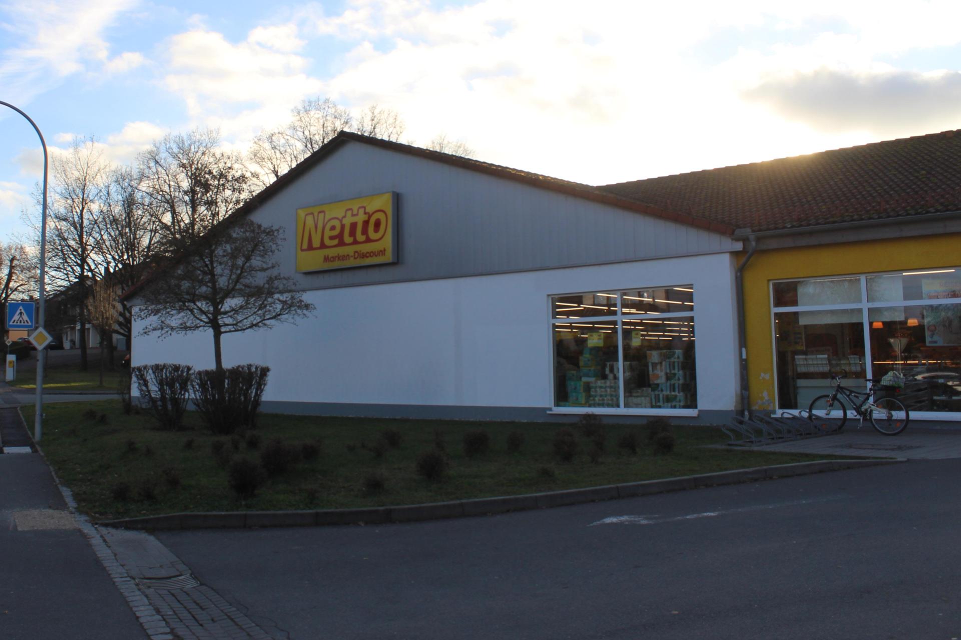 Hier wurde am vergangenen Sonntag eingebrochen: Der Netto Marken-Discounter an der Frohnbergstraße in Hahnbach.  (Bild: Jennifer Battaglia)