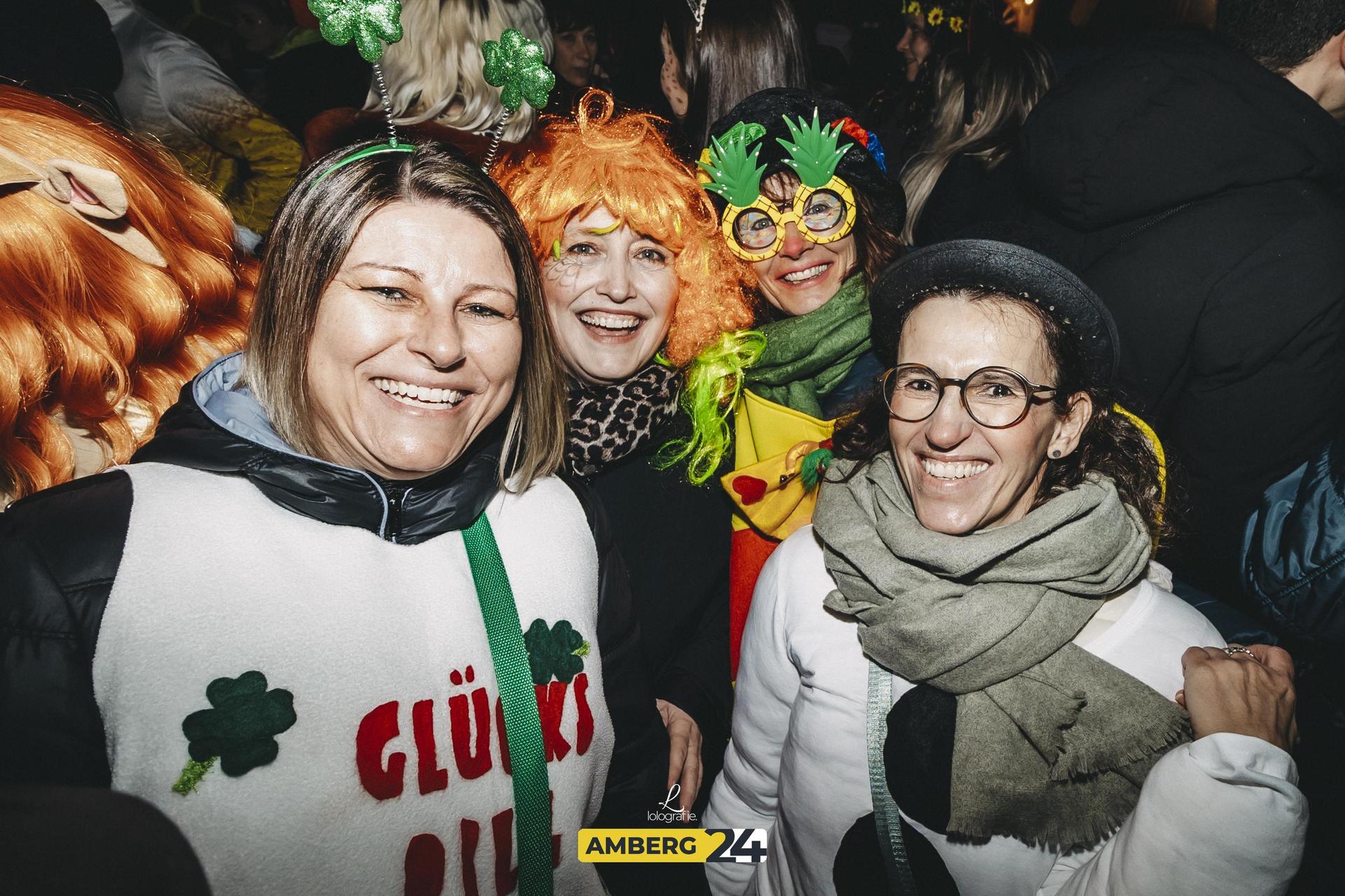 Amberger Hexennacht: Das war 2025 am Marktplatz los. Wir wünschen euch viel Spaß mit den Fotos.  (Bild: Leonie Hartung)