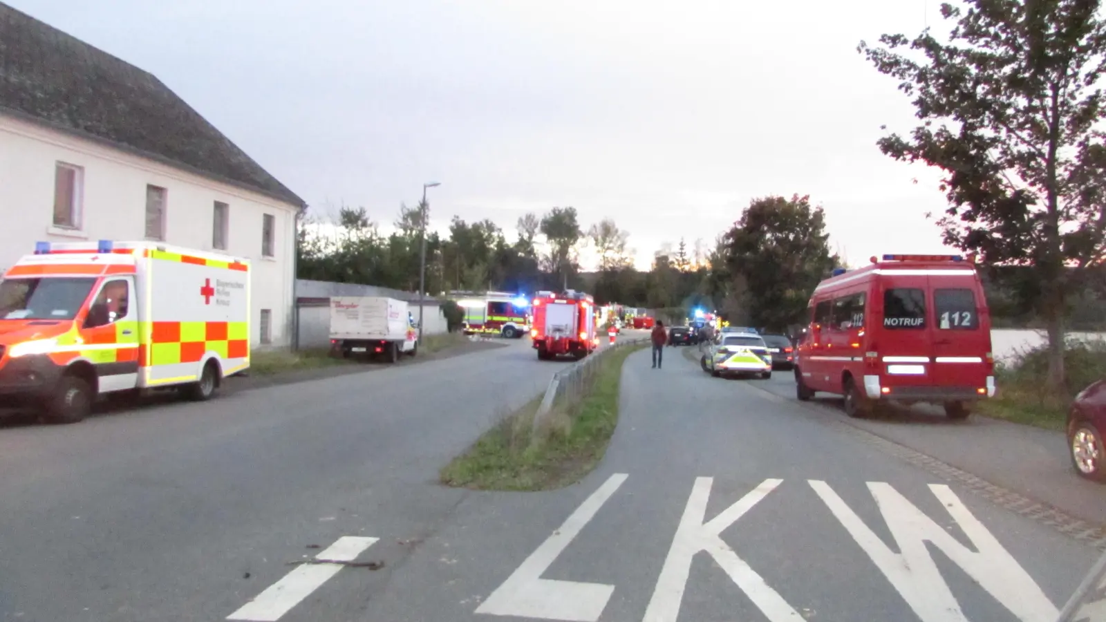 Unzählige Rettungskräfte sind zu dem Großbrand in Steinfels ausgerückt.  (Bild: sei)