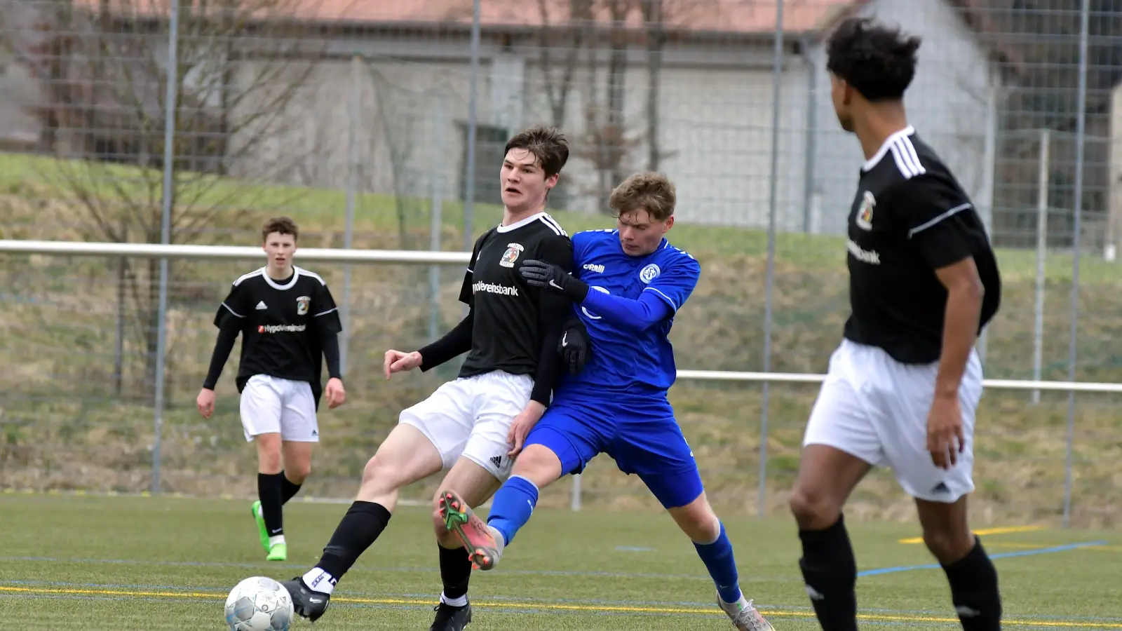 Florian Ottmann (Zweiter von links) brachte den SV Raigering mit einem Doppelpack früh in Führung.  (Archivbild: Hubert Ziegler)