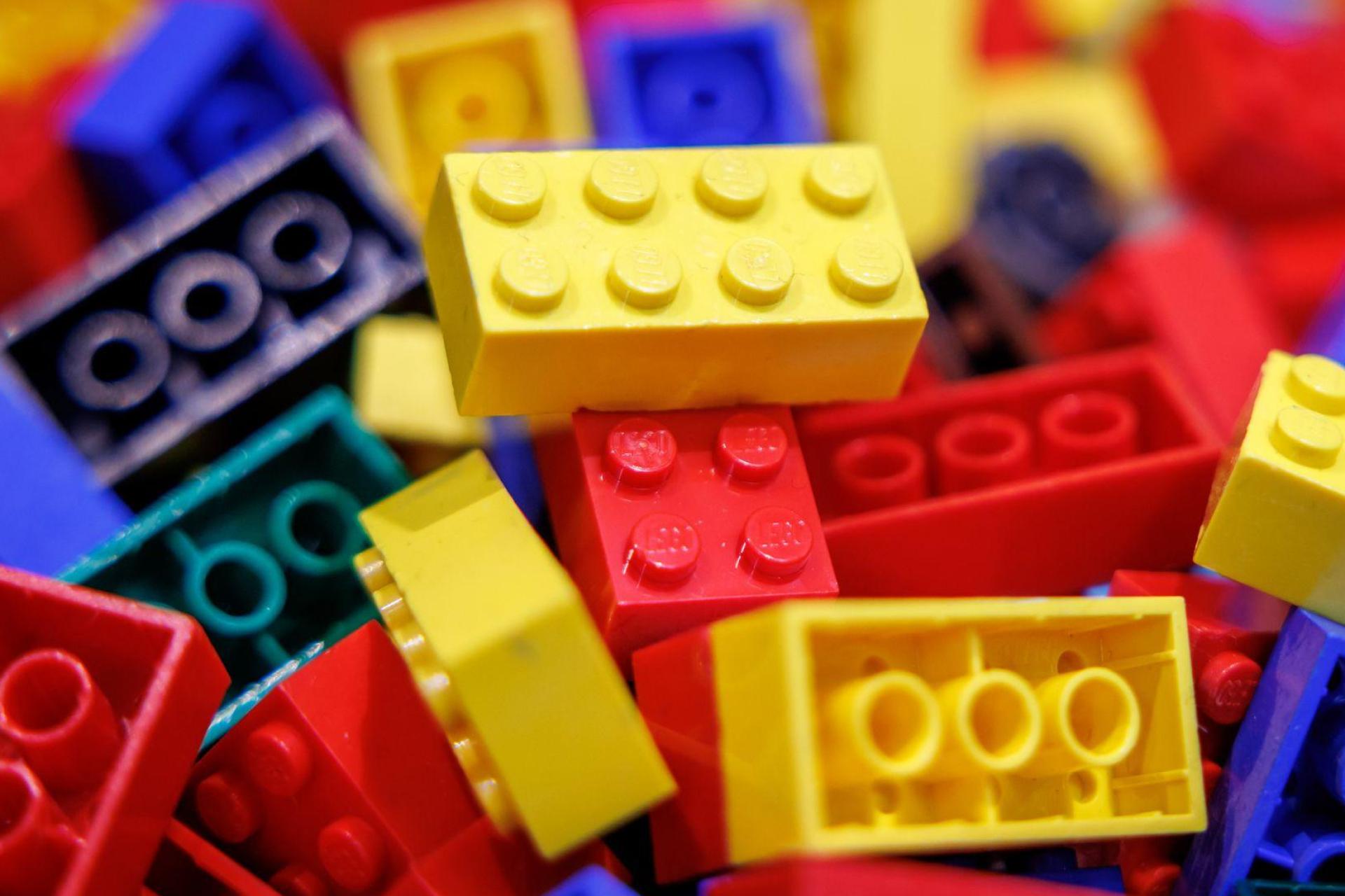 Nicht nur Kinder spielen mit Lego. (Bild: Daniel Karmann/dpa)