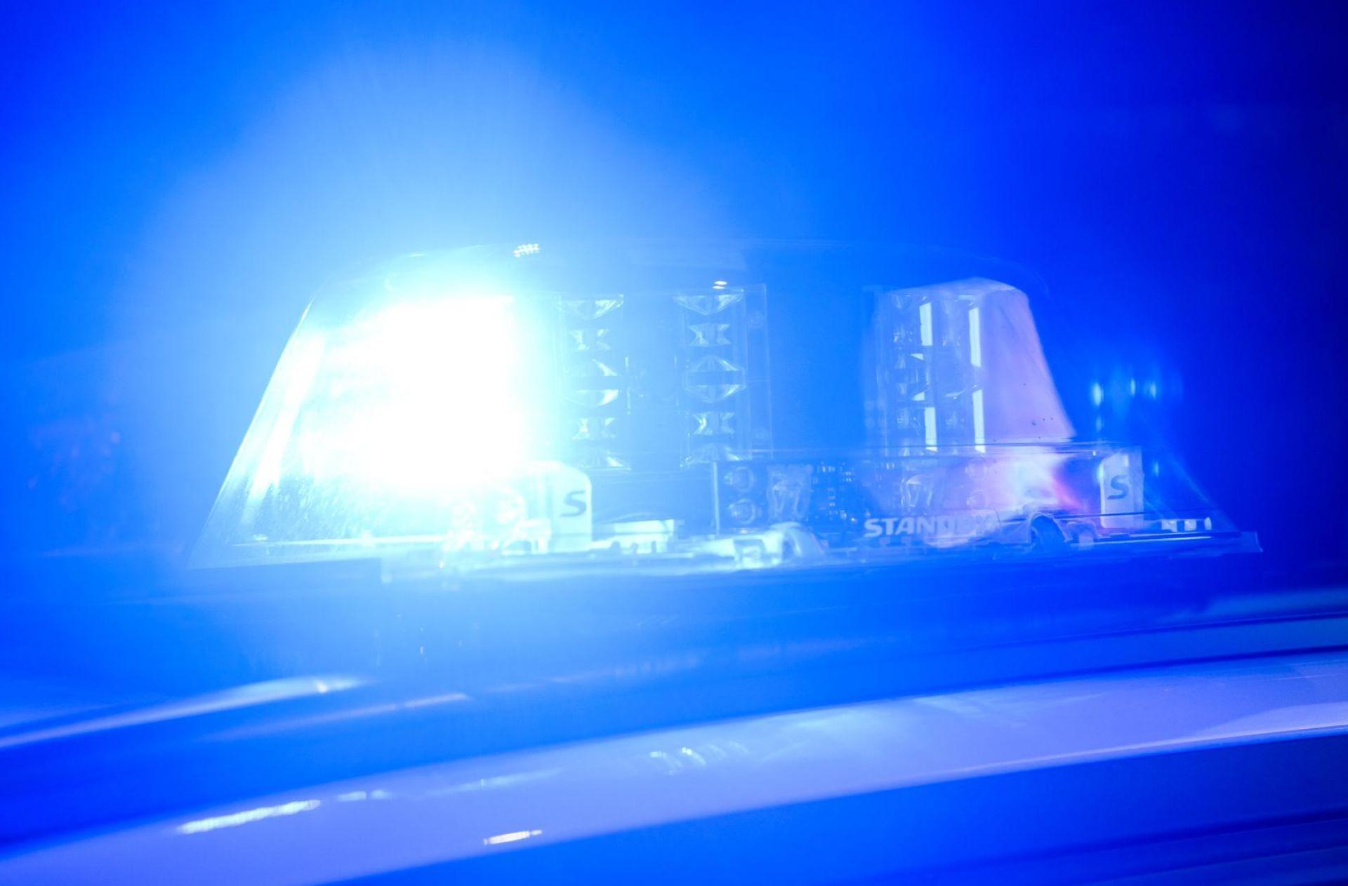 Auf glatter Fahrbahn gerät ein Auto in den Gegenverkehr. (Archivbild) (Bild: Julian Stratenschulte/dpa)