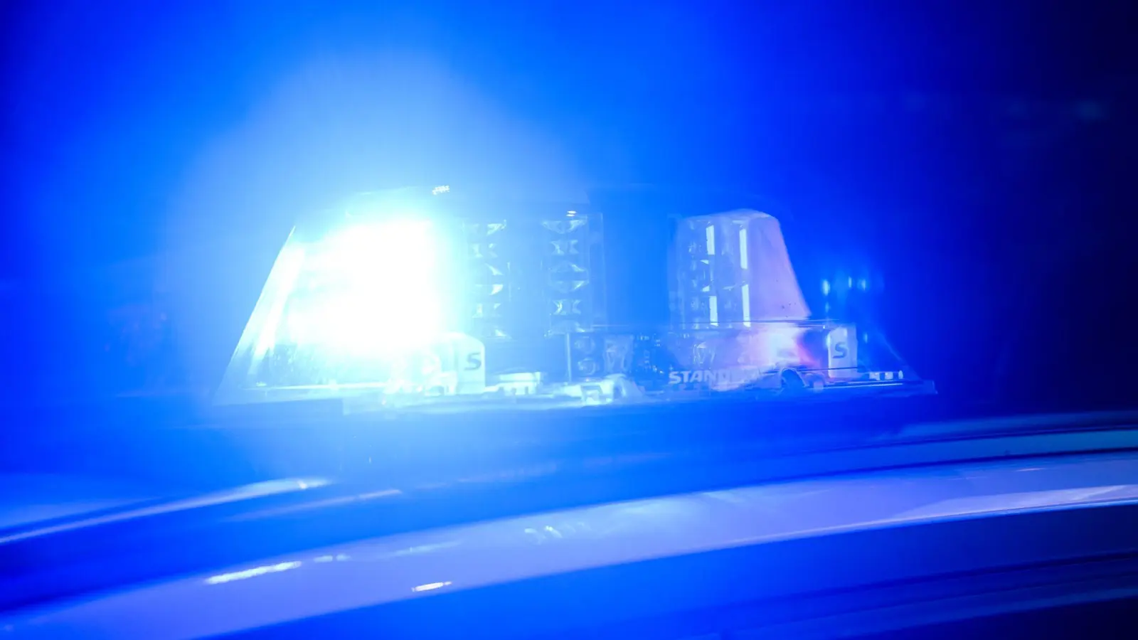 Auf glatter Fahrbahn gerät ein Auto in den Gegenverkehr. (Archivbild) (Bild: Julian Stratenschulte/dpa)