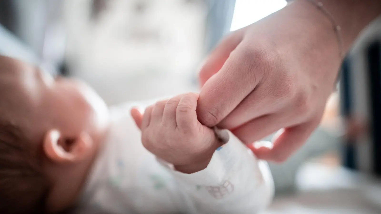 Diese Vornamen erhielten Babys in Amberg im Jahr 2024. (Symbolbild: Fabian Strauch/dpa)