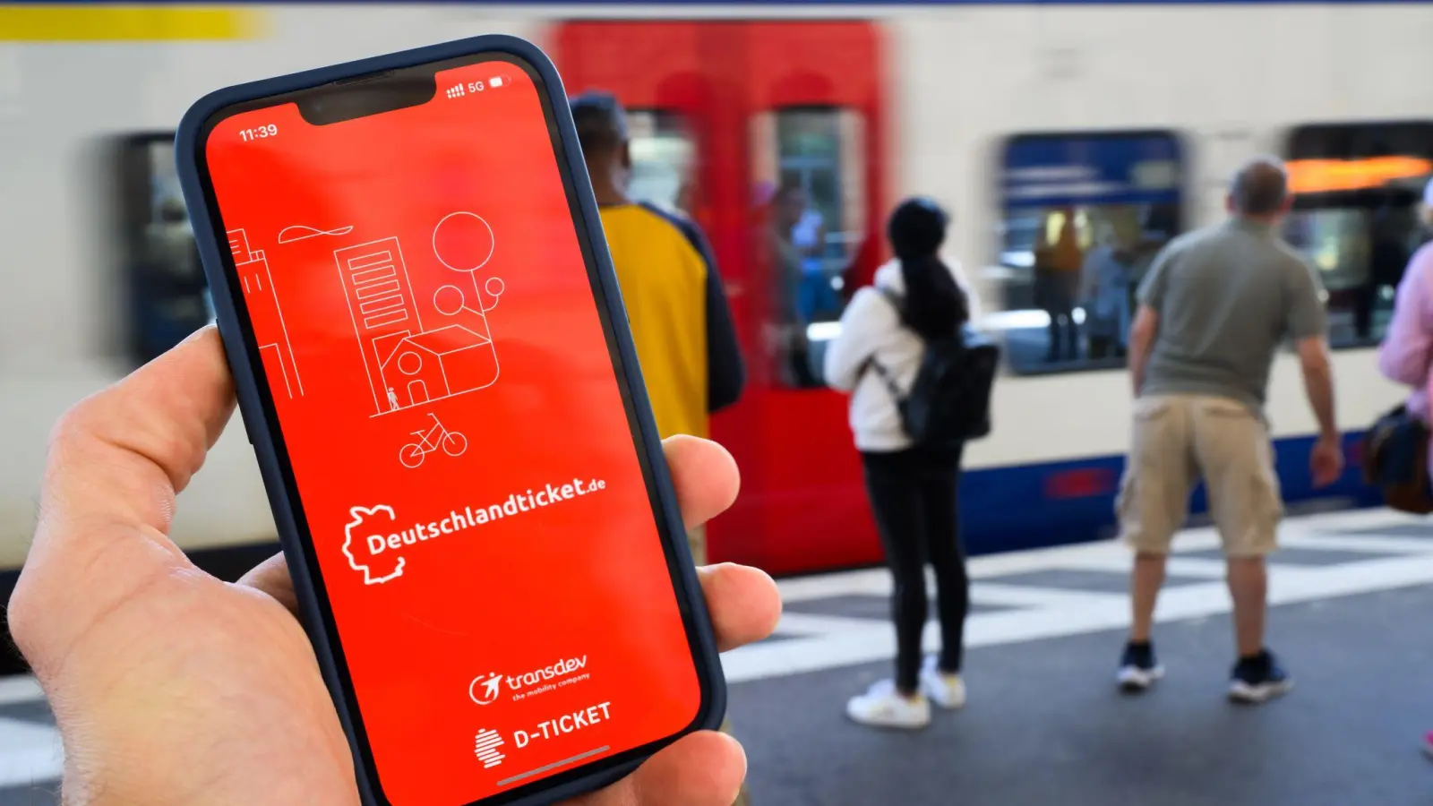 Wer ein Deutschlandticket haben möchte, wird ab dem kommenden Jahr tiefer in die Tasche greifen müssen. (Symbolbild) (Bild: Julian Stratenschulte/dpa)