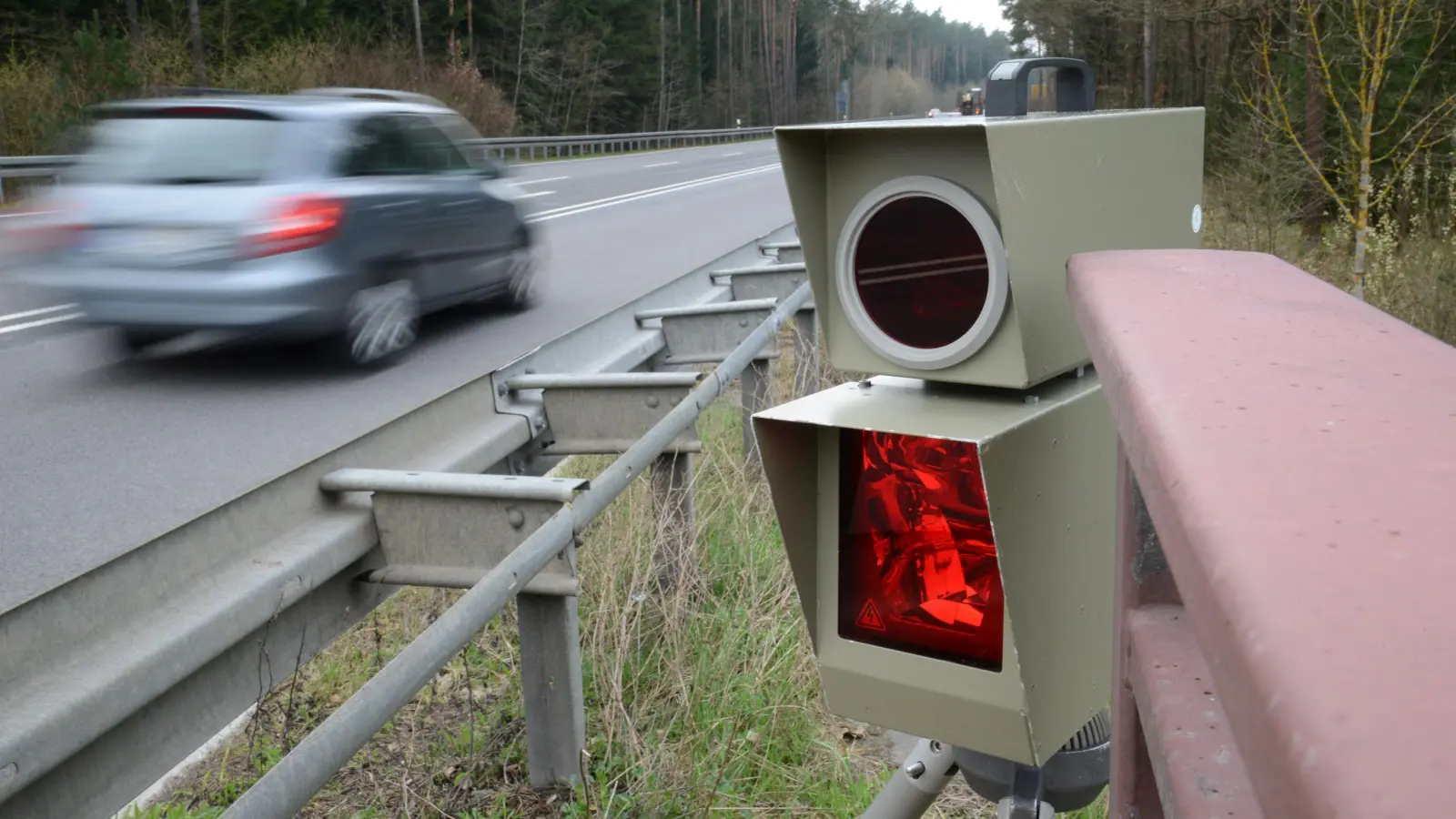 Die Verkehrspolizeiinspektion Amberg blitzt am 21. April in der Umgebung.  (Bild: Petra Hartl/Symbolbild)