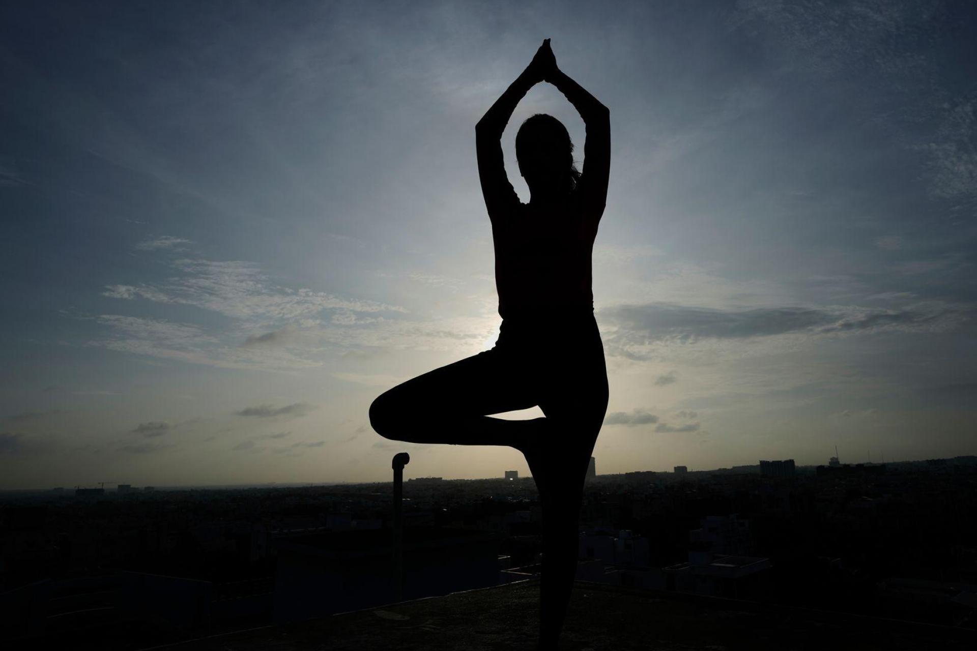Eine ungewöhnliche Yoga-Session beschäftigt die Polizei. (Symbolbild: Mahesh Kumar A./AP/dpa)