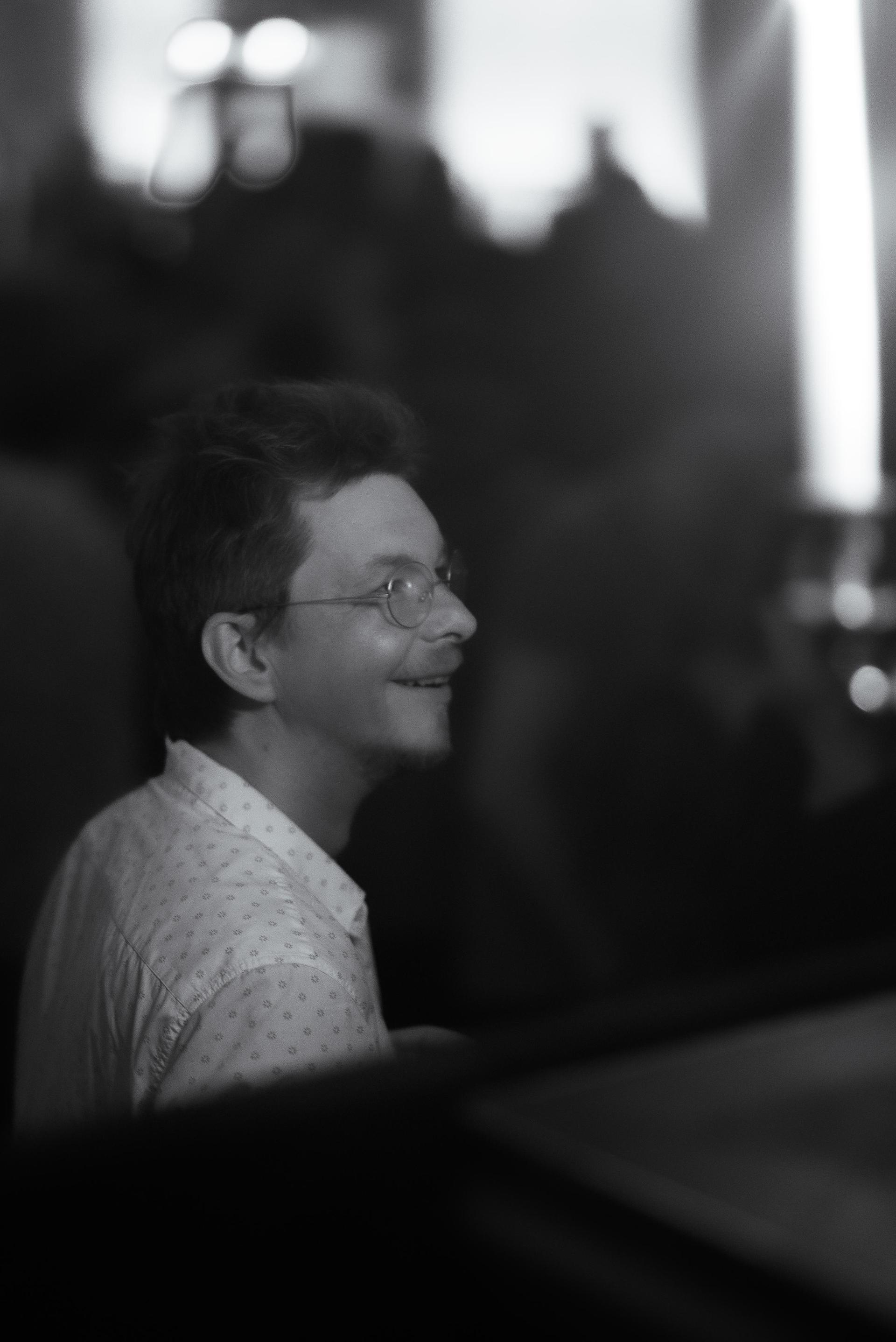 Frau Fenk und Aka Aka im Casino. (Bild: Mario Donhauser)