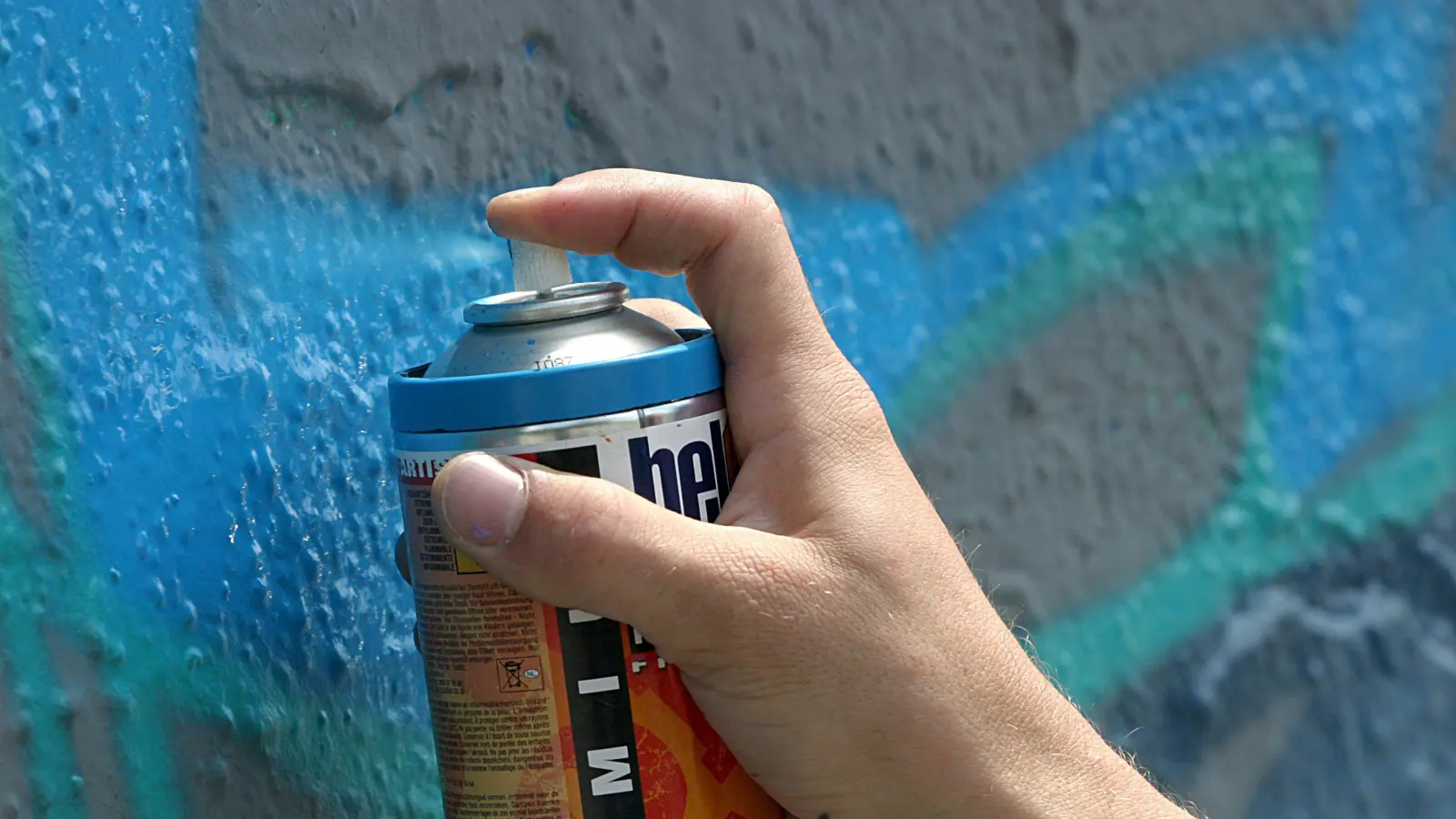 Ein 17-Jähriger ist verdächtig, in der mittelfränkischen Stadt Hersbruck das Rathaus besprüht zu haben. (Symbolbild: Tobias Felber/dpa)