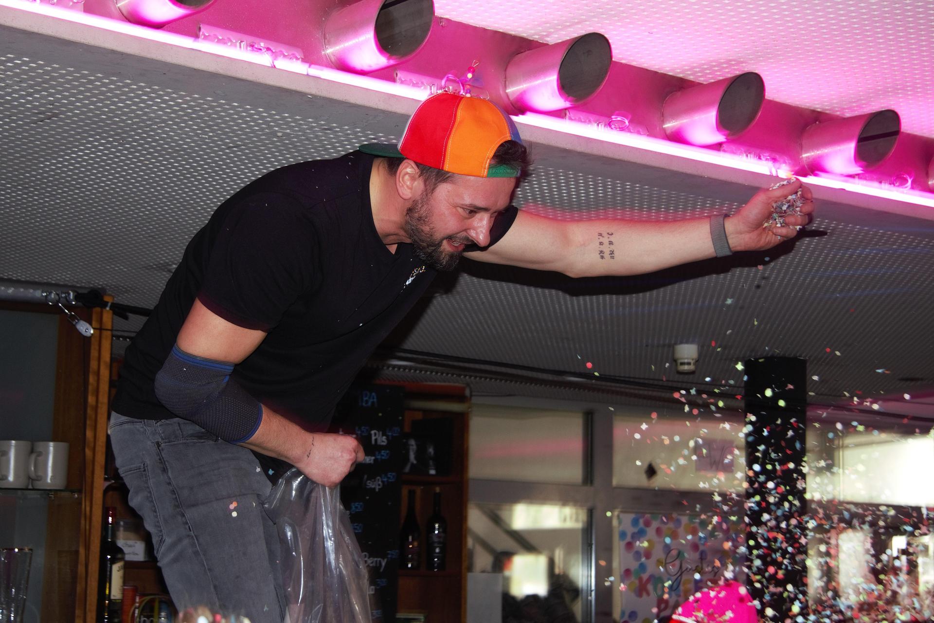 Zur Konfettiparty im Colomba war ordentlich Faschingslaune angesagt. (Bild: Marlin Nixdorf)