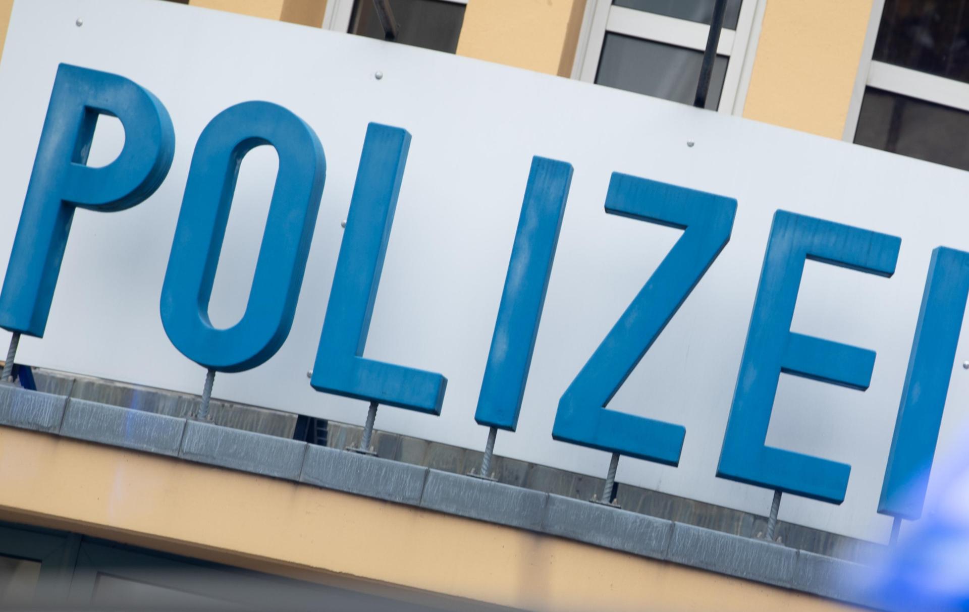 Ein Polizeifahrzeug steht vor einer Osnabrücker Polizeidienststelle. Nach dem islamistischen Terroranschlag von Wien haben Ermittler am Freitagmorgen die Wohnungen von vier jungen Männern in Deutschland durchsucht. Zwei von ihnen kommen aus Osnabrück. Ein Anhänger der Terrororganisation Islamischer Staat (IS) hatte am Montagabend in der österreichischen Hauptstadt vier Menschen getötet und mehr als 20 Menschen zum Teil schwer verletzt, bevor er selbst durch Polizeischüsse starb. (ILLUSTRATION zu dpa: «Durchsuchungen bei Islamisten in Deutschland nach Wien-Attentat») +++ dpa-Bildfunk +++ Polizei Illustration (Bild: Friso Gentsch)