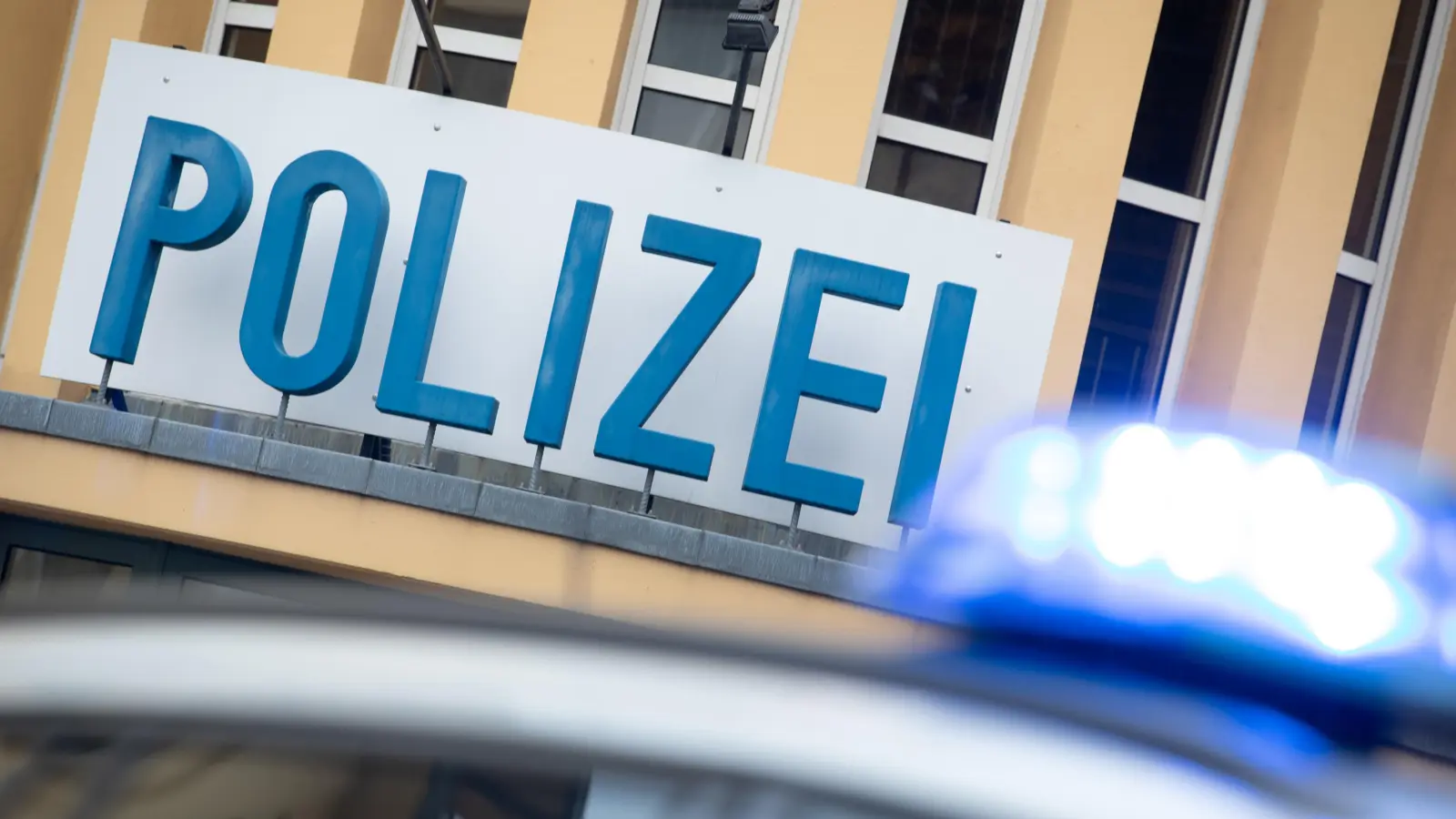 Ein Polizeifahrzeug steht vor einer Osnabrücker Polizeidienststelle. Nach dem islamistischen Terroranschlag von Wien haben Ermittler am Freitagmorgen die Wohnungen von vier jungen Männern in Deutschland durchsucht. Zwei von ihnen kommen aus Osnabrück. Ein Anhänger der Terrororganisation Islamischer Staat (IS) hatte am Montagabend in der österreichischen Hauptstadt vier Menschen getötet und mehr als 20 Menschen zum Teil schwer verletzt, bevor er selbst durch Polizeischüsse starb. (ILLUSTRATION zu dpa: «Durchsuchungen bei Islamisten in Deutschland nach Wien-Attentat») +++ dpa-Bildfunk +++ Polizei Illustration (Bild: Friso Gentsch)