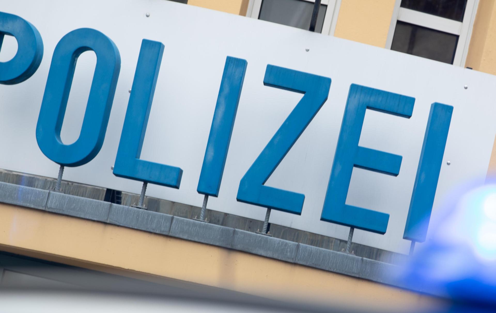 Auf der B14 bei Kauerhof nahe Sulzbach-Rosenberg an der Abzweigung zum Industriegebiet ist ein Motorradfahrer nach einer Vollbremsung gestürzt. (Symbolbild: Friso Gentsch)