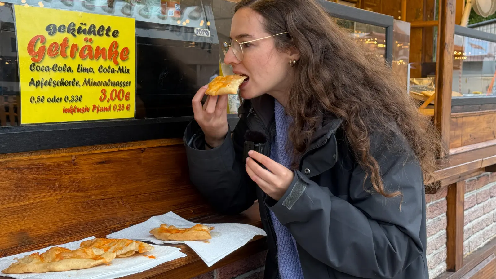 Amberg24 probiert veganes Essen auf der Dult. Hier ist Reporterin Steffi Langos. (Bild: Wolfgang Steinbacher)