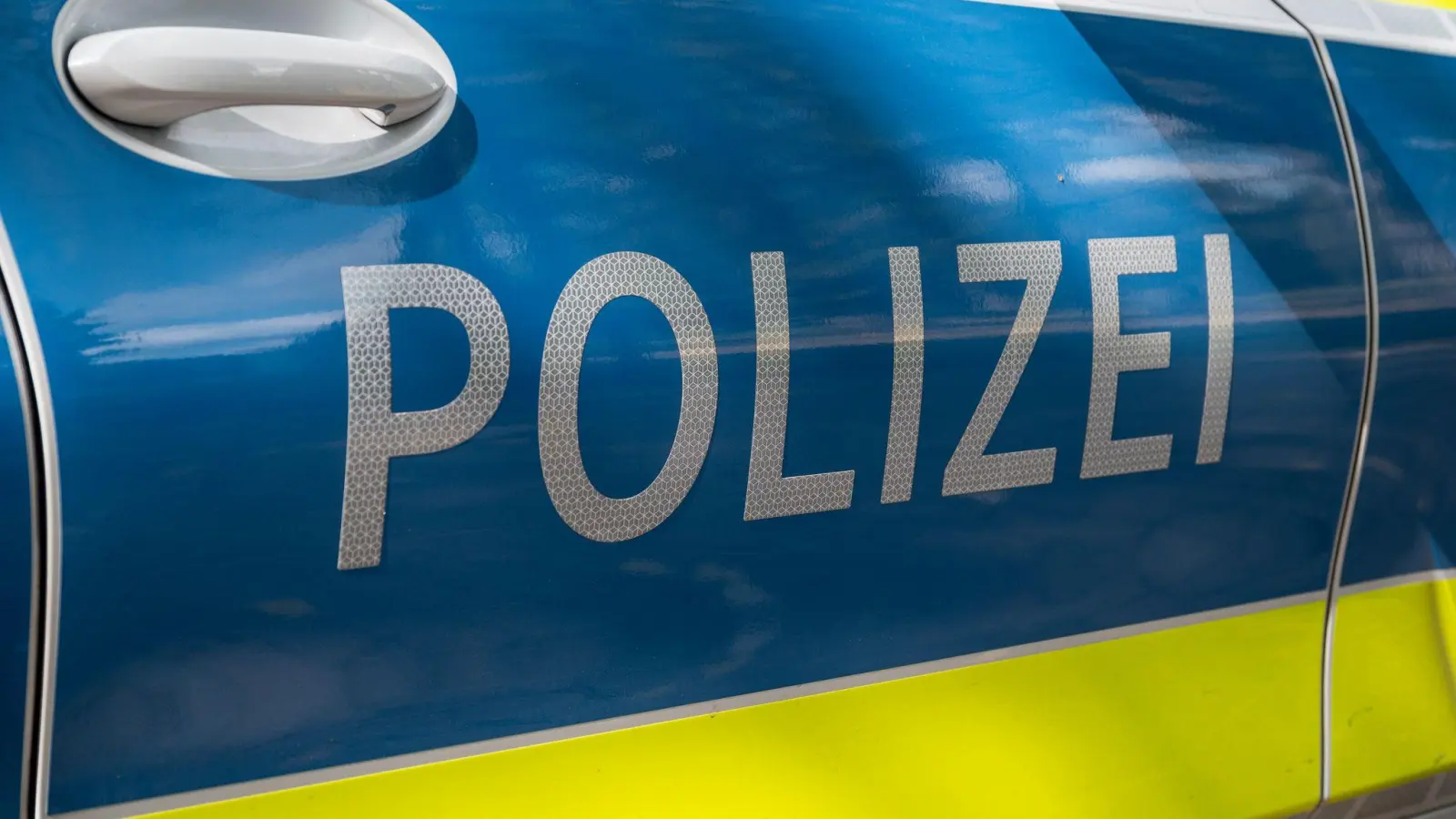 Die Polizei geht neuen Hinweisen im Vermisstenfall nach - und sucht im Boden. (Symbolbild: Daniel Vogl/dpa)