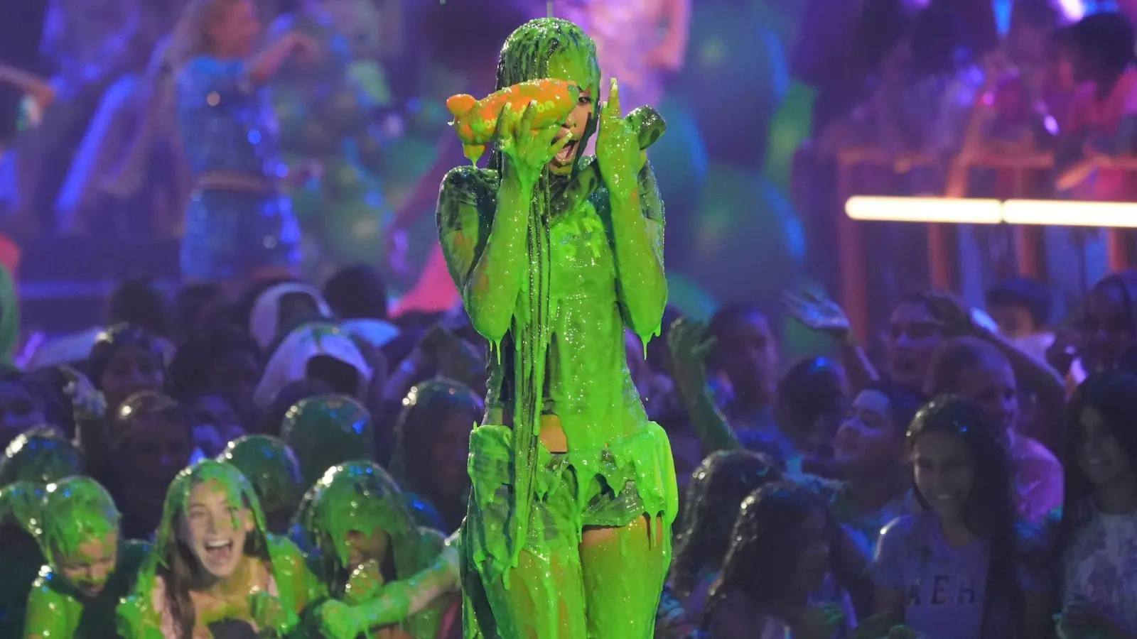 Eine Schleimdusche für Tyla. (Bild: Chris Pizzello/Invision via AP/dpa)